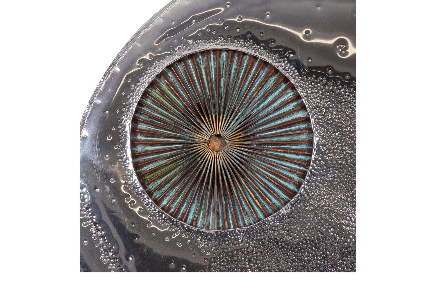 Eine atemberaubende große, Mid Century modern abstrakte, gemischte Metall, brutalistische Wand Skulptur von Don Freedman, circa 1970er Jahre. Atemberaubende organische abstrakte Form aus gemischtem Metall. Die stilisierte Leuchte besteht aus
