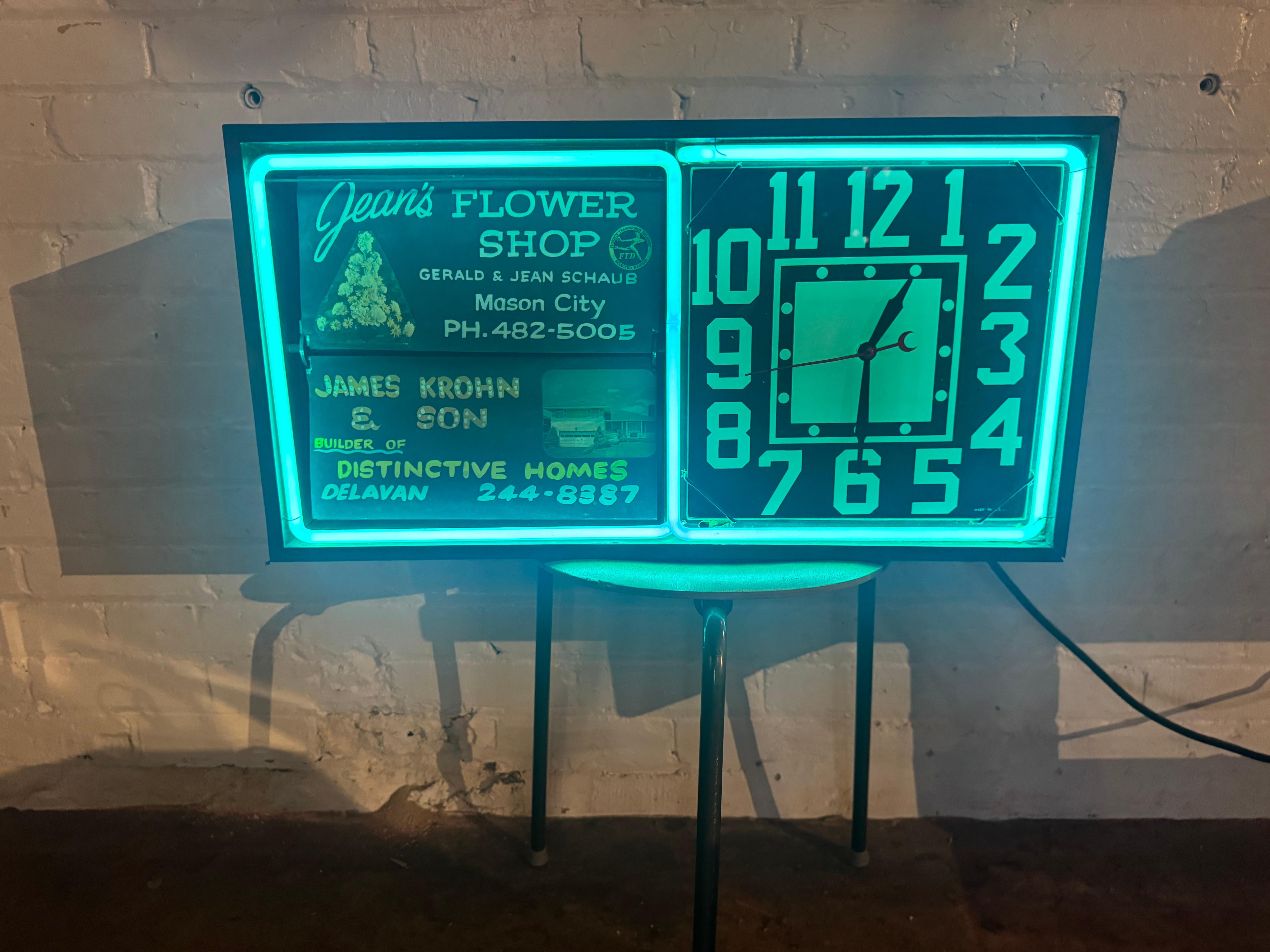 Impresionante Mid Century / Art dECO bLUE NEON Flip Publicidad Reloj .. Increíble estado original,, Precioso neón azul,, Probado y manteniendo la hora perfecta,, También menú giratorio moterizado totalmente funcional. Gran publicidad antigua.. 