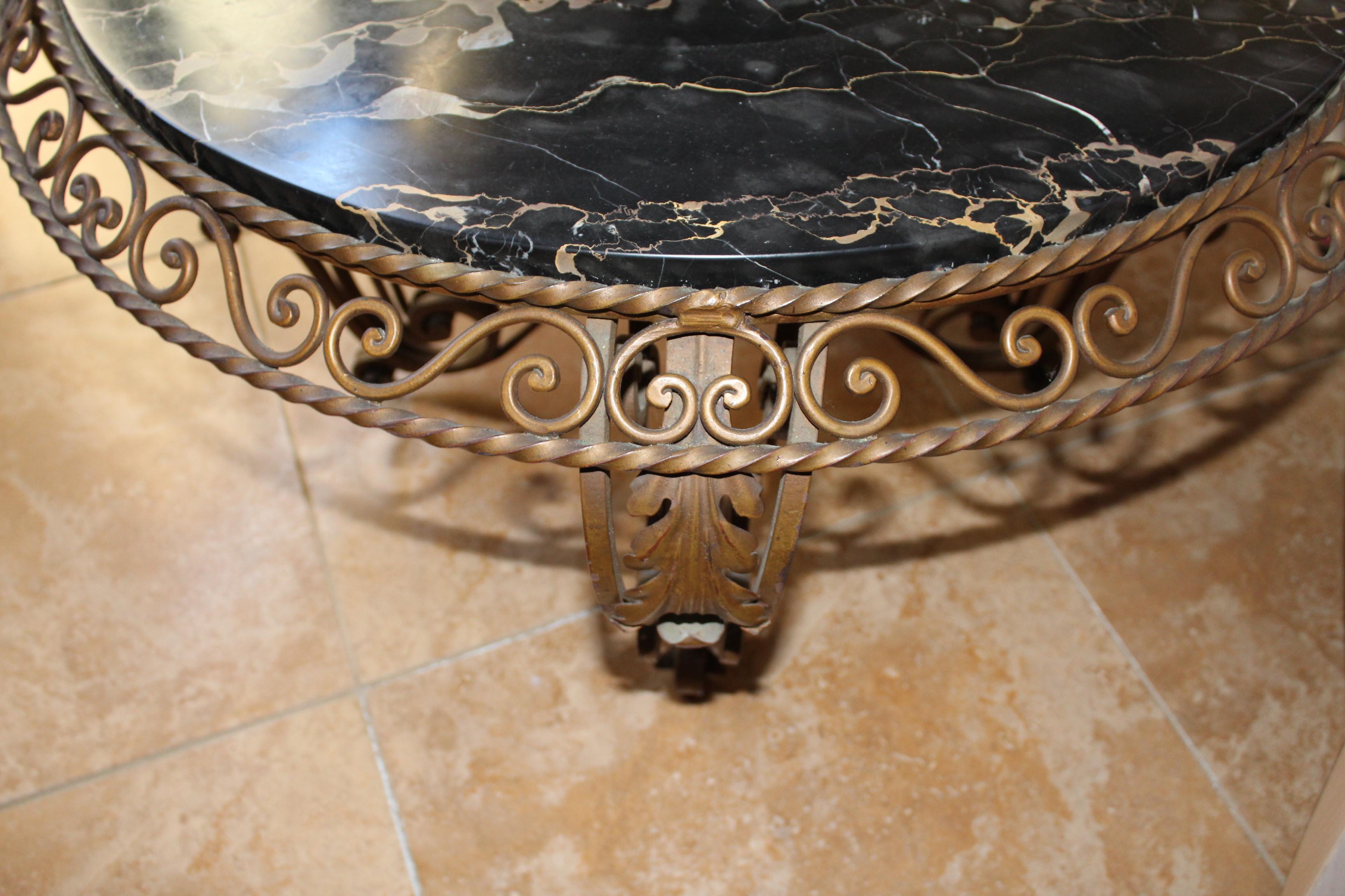 Table basse Art déco du milieu du siècle dernier d'après Gilbert Poillerat en vente 4