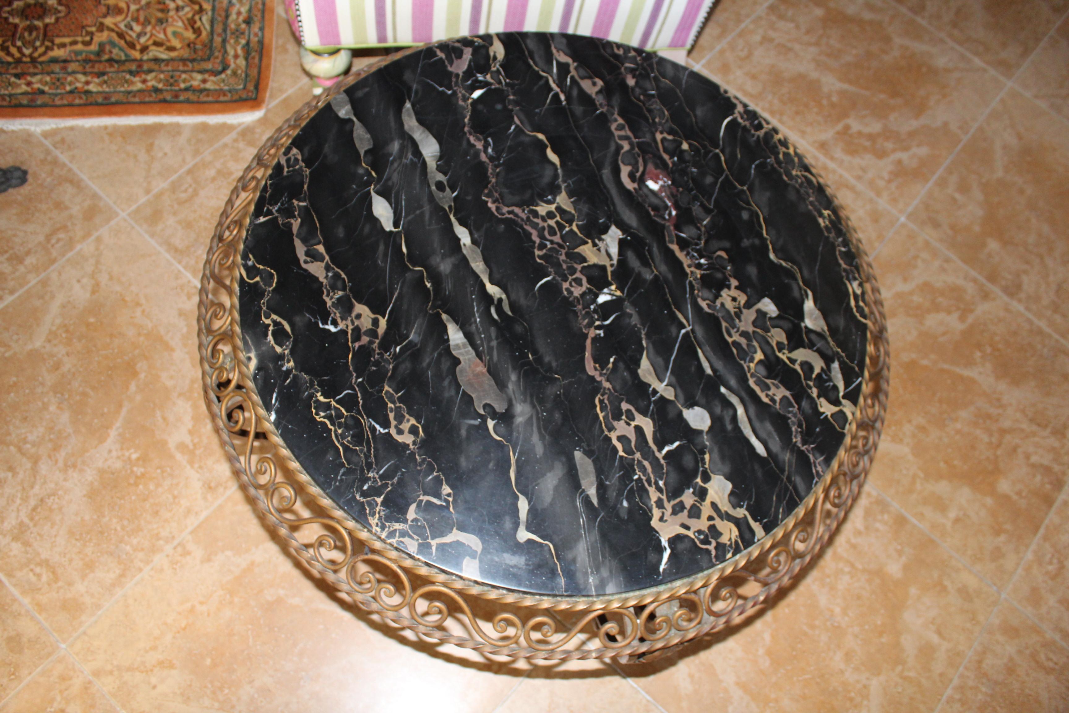 Français Table basse Art déco du milieu du siècle dernier d'après Gilbert Poillerat en vente
