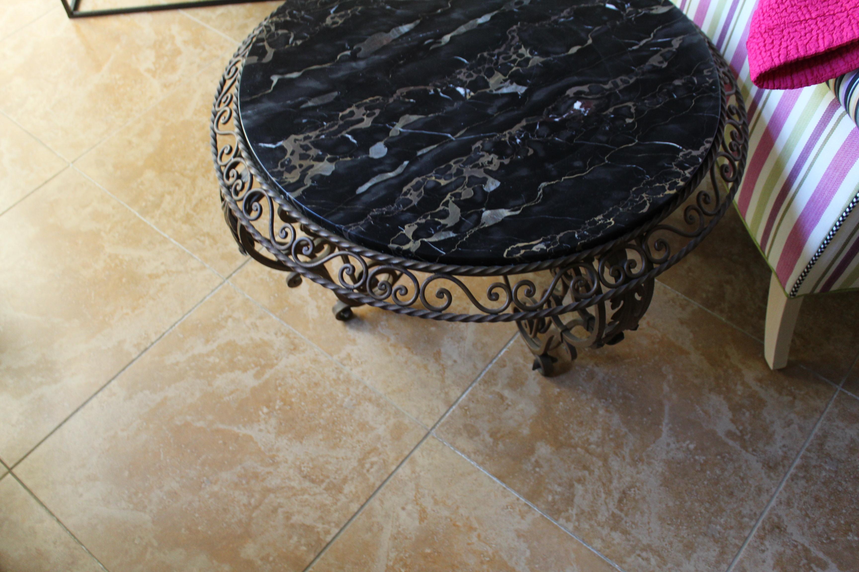 Table basse Art déco du milieu du siècle dernier d'après Gilbert Poillerat en vente 1