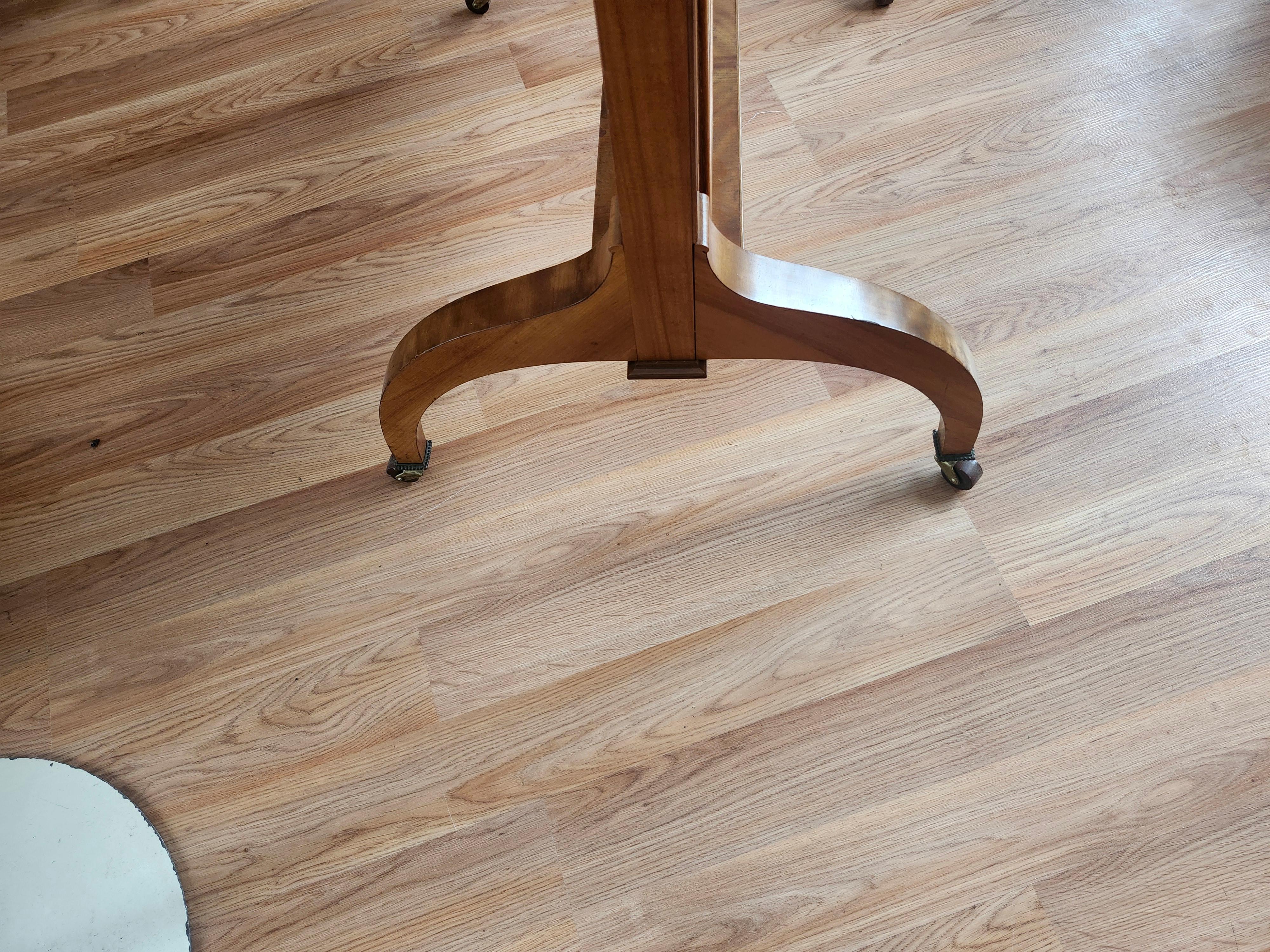 Specchio ovale in acero dorato di metà secolo Deco Mirror con vetro smussato C1940 In condizioni buone in vendita a Port Jervis, NY