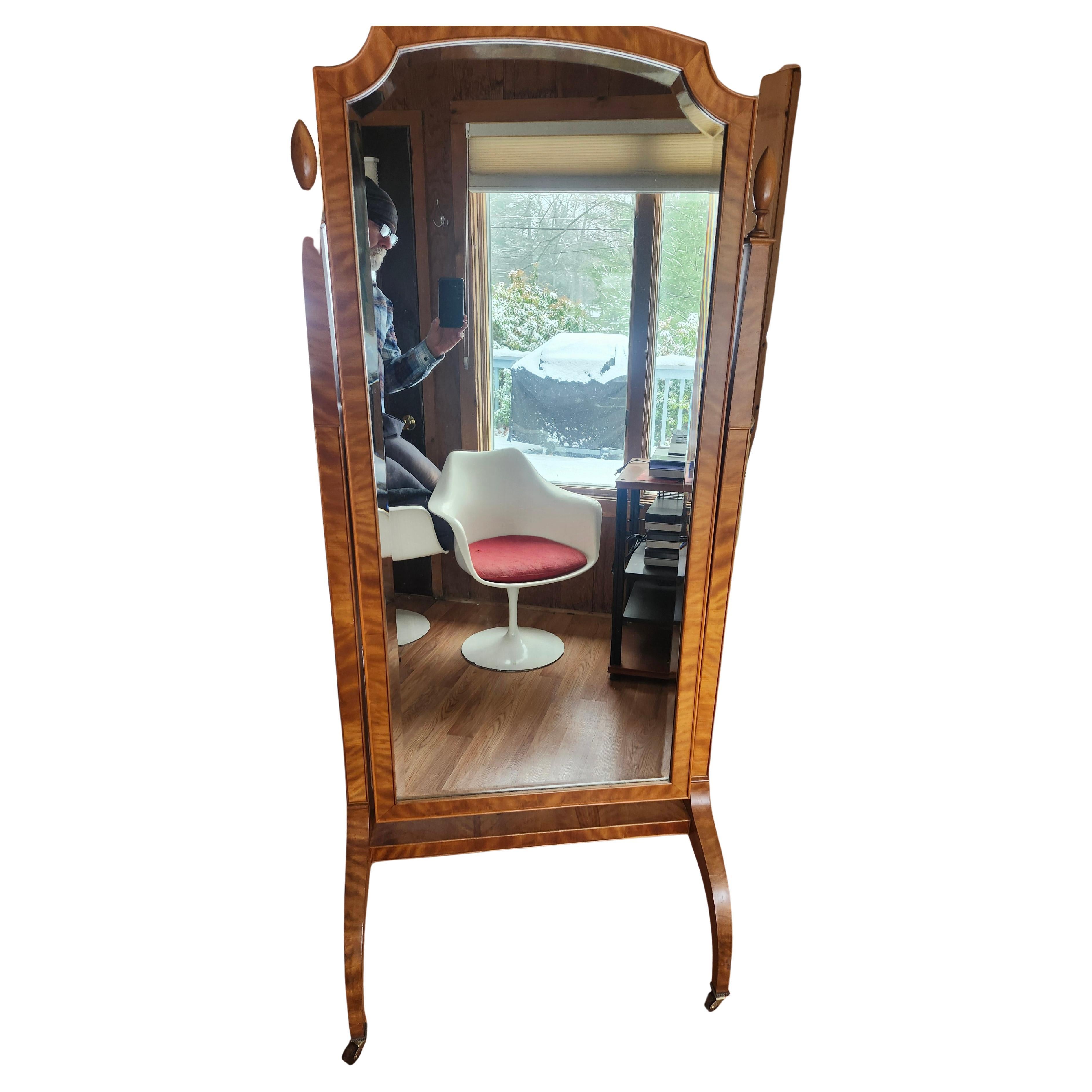 Fantastico specchio chevale alto, semplice ma elegante, con un design in legno d'acero dorato in stile Art Deco e Biedermeier.
Bellissime venature e colori del legno che circondano il grande specchio in vetro smussato. I pali sormontati da alti