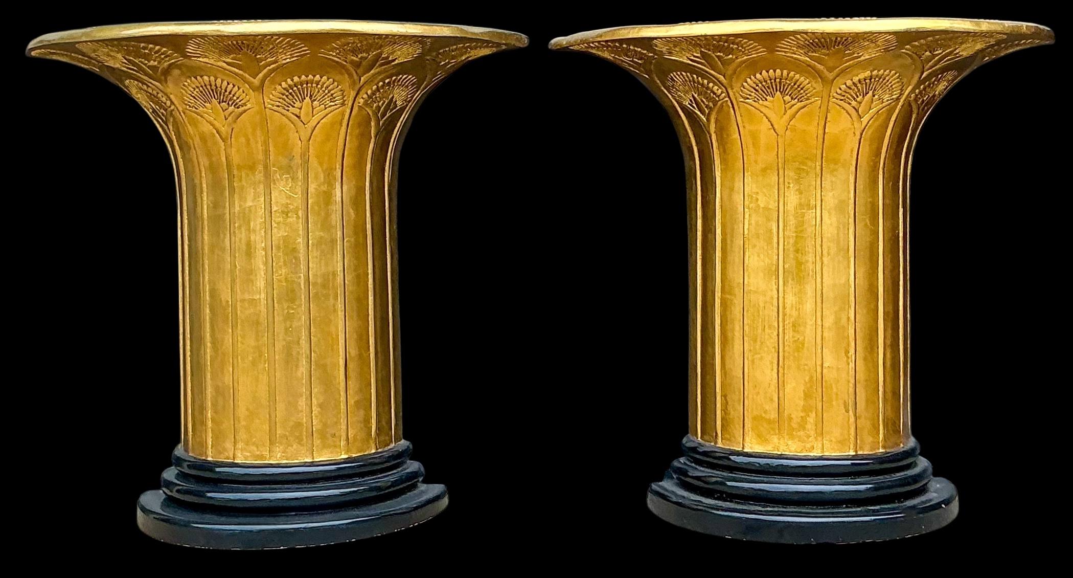 Consolas de mediados de siglo inspiradas en el Art Decó, doradas y lacadas en negro - Pareja en Bueno estado para la venta en Kennesaw, GA