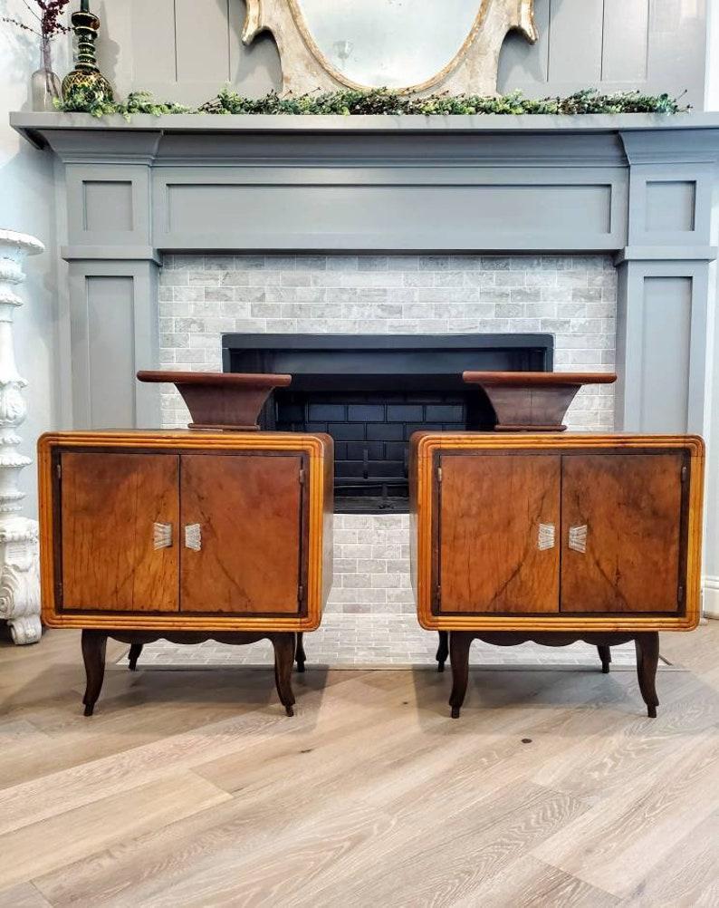 A rare vintage pair of Italian modernist burled walnut bedside cabinets, circa 1940s.

Born in Italy in the mid-20th century, fine quality craftsmanship, crafted in Art Deco style, finished in period Streamline Moderne taste, the cabinets