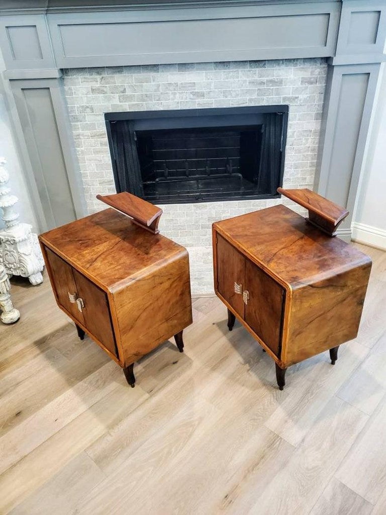 20th Century Mid-Century Art Deco Italian Modern Burl Bedside Cabinets, a Pair For Sale