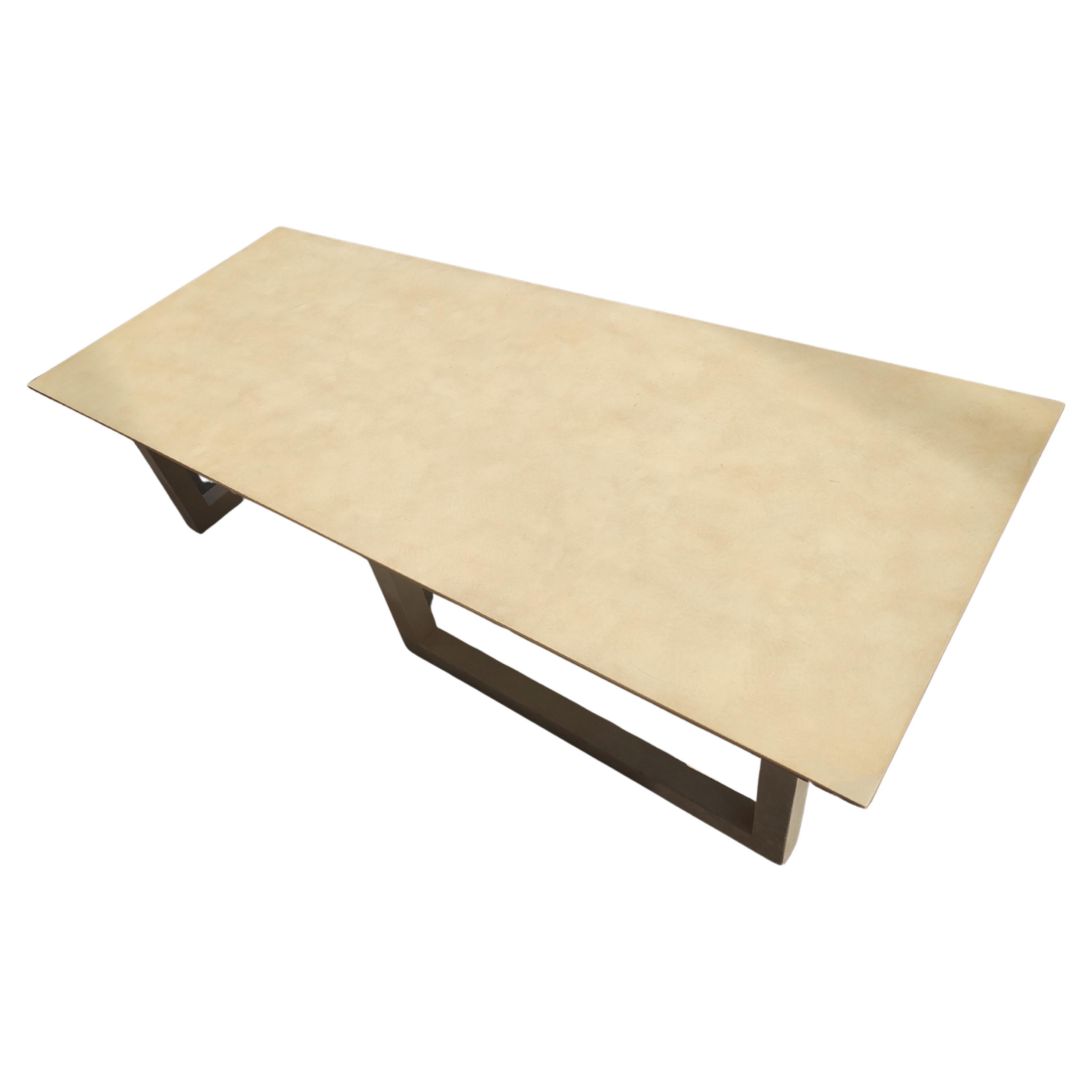 Fabulosa mesa de cóctel lacada con una base arquitectónica que parece flotar sobre los separadores de latón. De estilo Art Déco, con la parte superior y la base lacadas moteadas. En excelente estado vintage con un desgaste mínimo, se ha retocado un