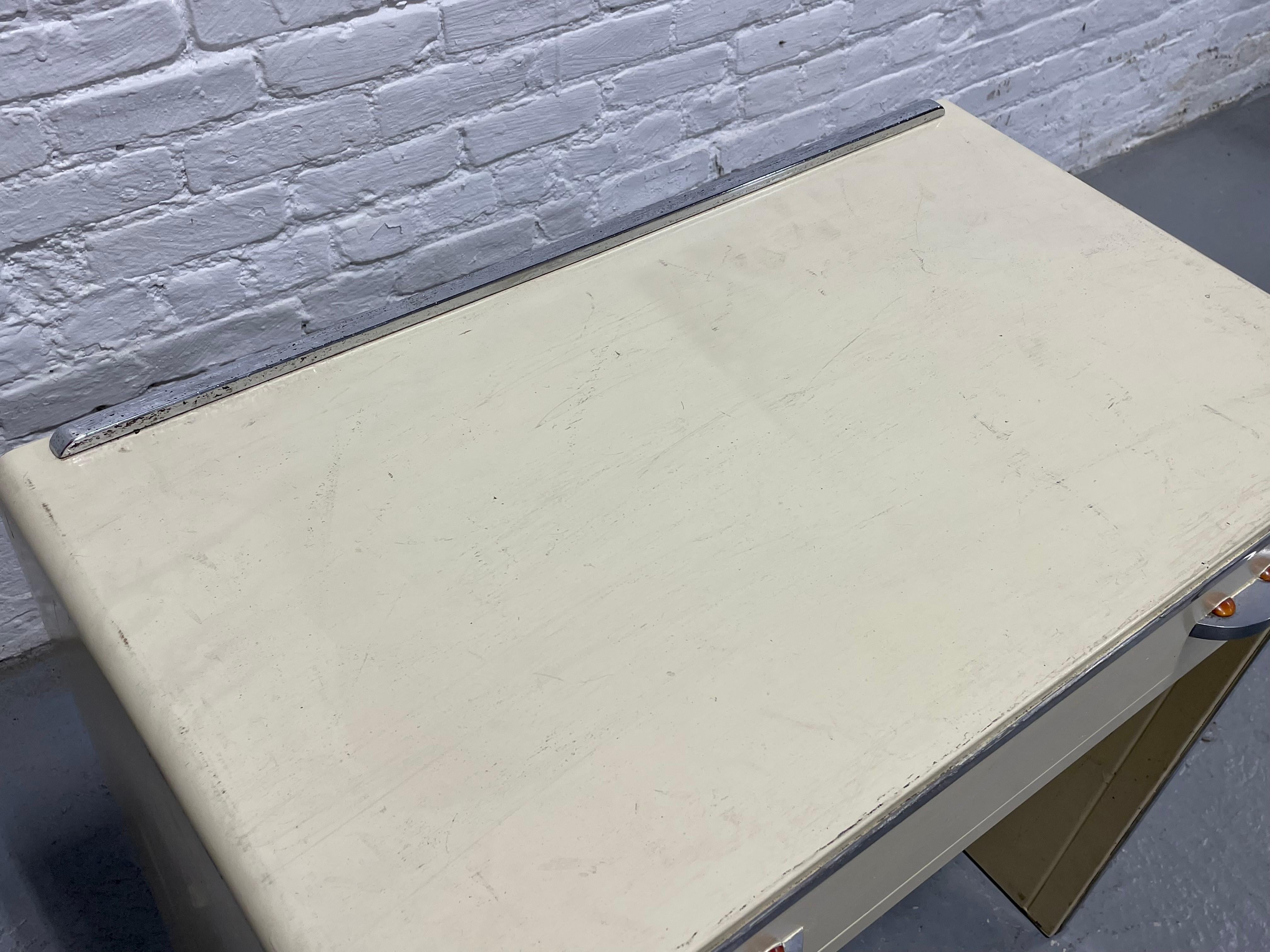 Scrivania/console in metallo di Simmons Furniture Co., 1950 ca. in vendita 7