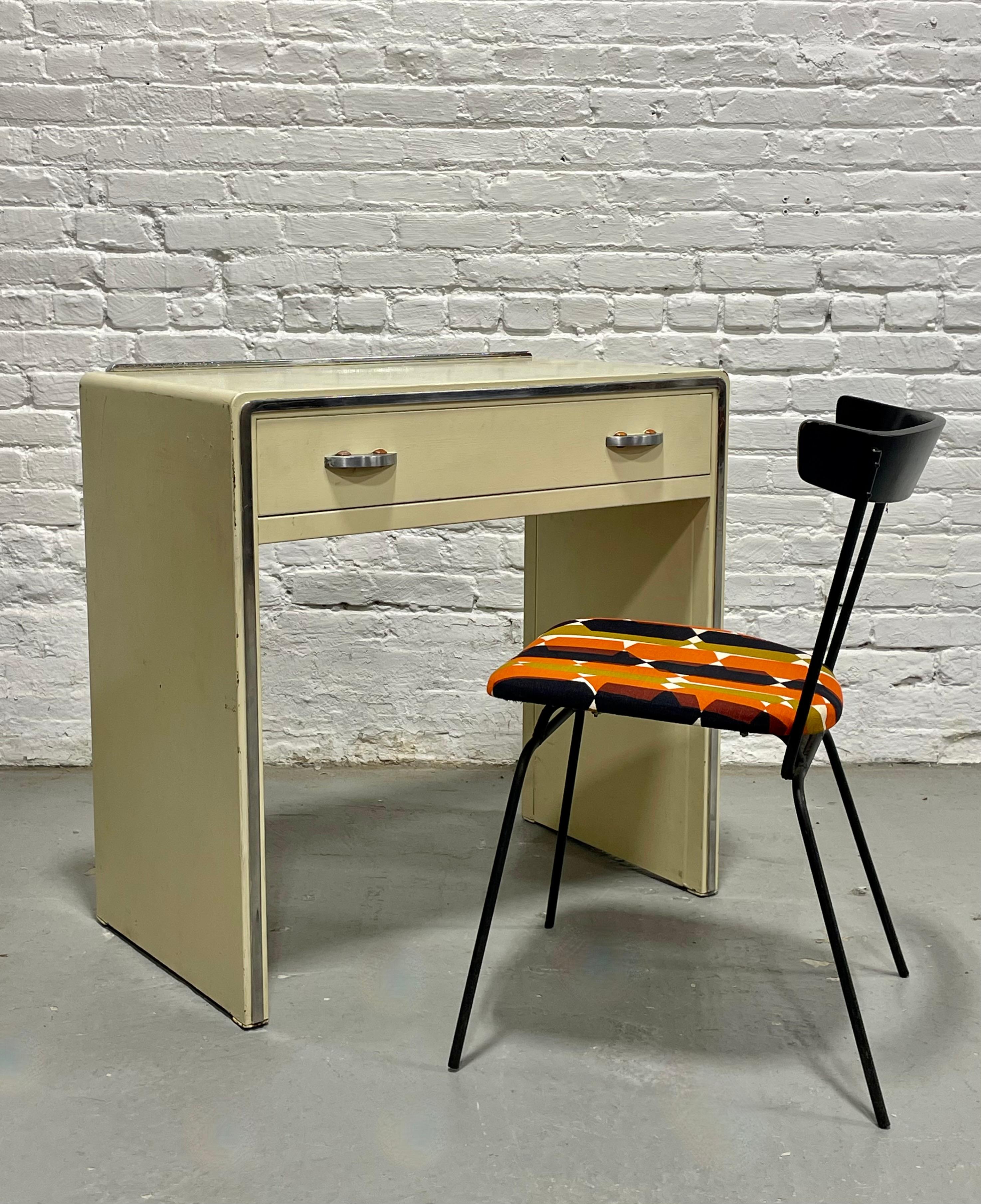 Questa scrivania di Simmons Furniture Company, risalente agli anni '50, incarna l'estetica dell'AGE dell'epoca. Tantissimi dettagli di design: robusta struttura in acciaio con finitura liscia e smaltata color crema, finiture in alluminio lucido e