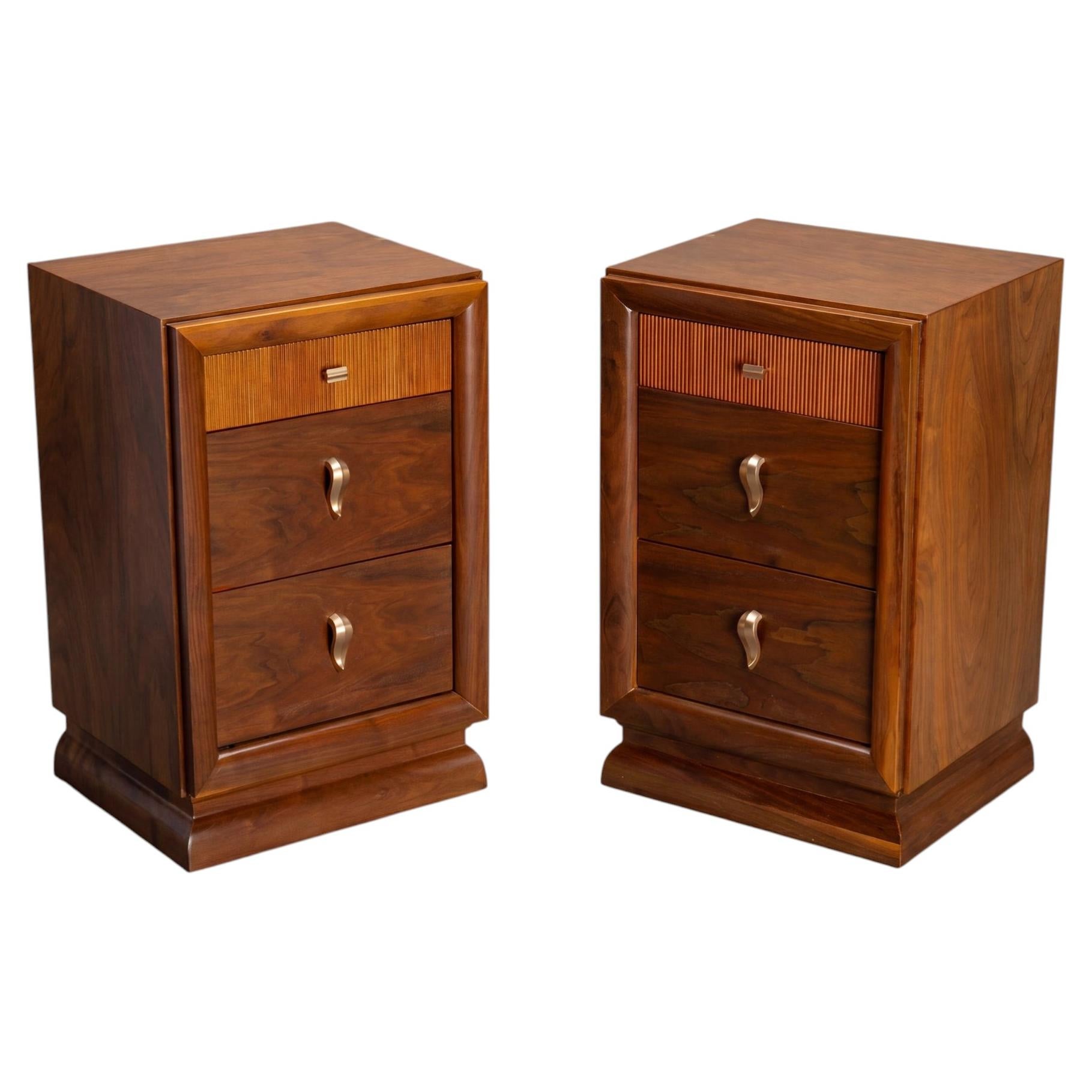 Mesitas de noche de estilo Art Déco de mediados de siglo, de madera de laurel y herrajes dorados, juego de dos