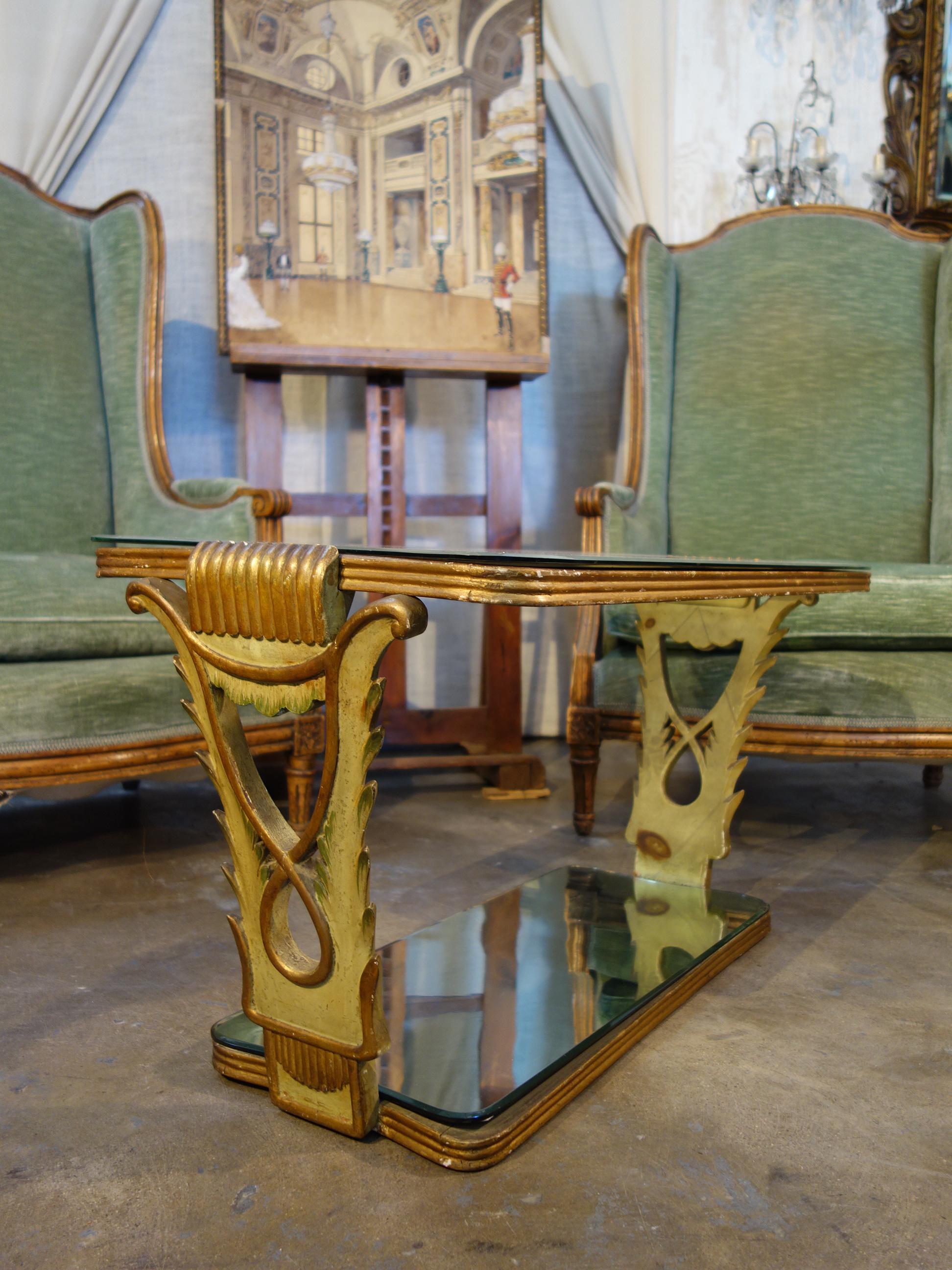Doré Table basse d'appoint Art Déco du milieu du siècle dernier en verre peint:: gravé et gravé doré et miroir en vente