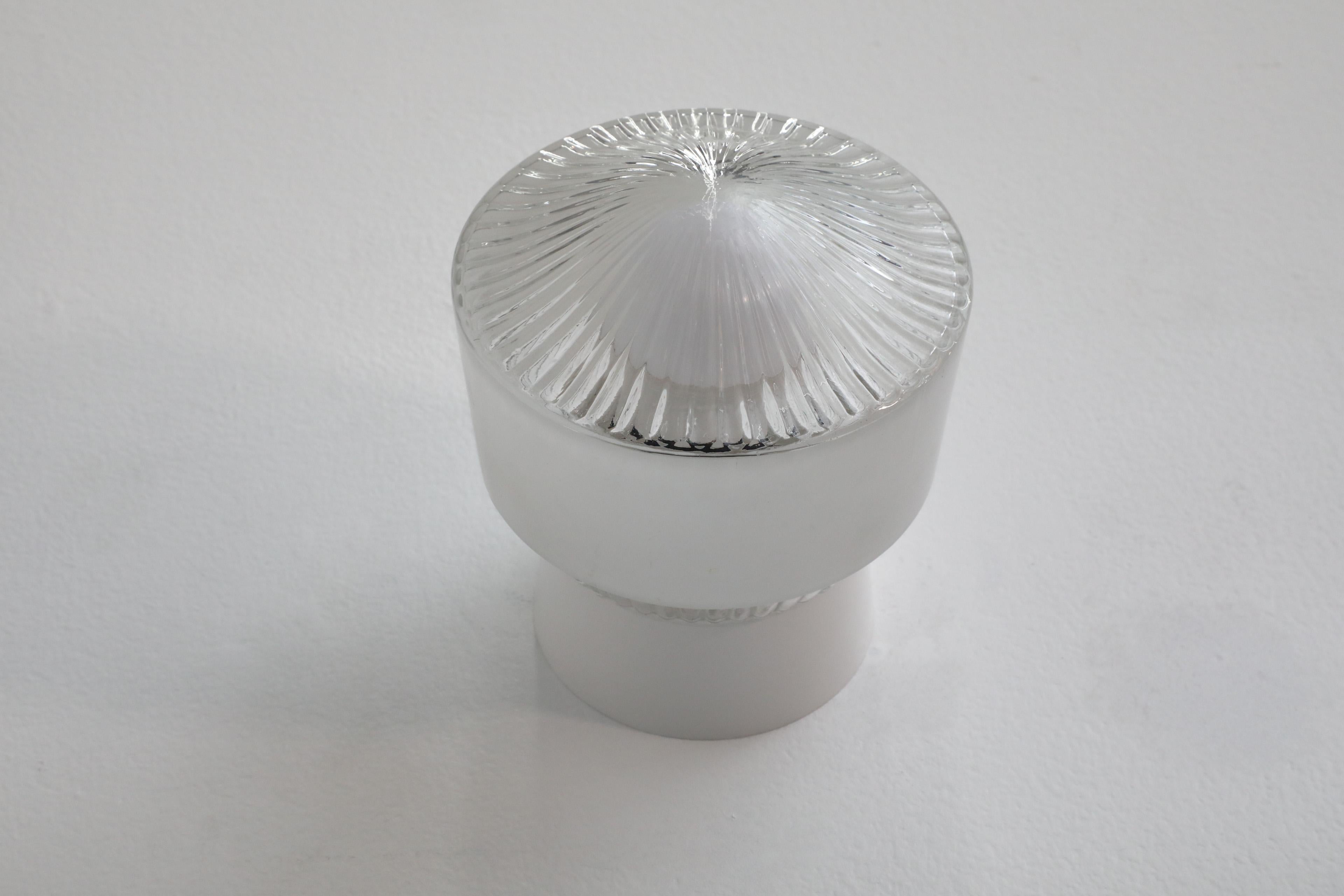 Wandleuchter aus strukturiertem Milchglas mit mattiertem Band im Art-déco-Stil aus der Mitte des Jahrhunderts im Angebot 3