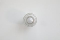 Wandleuchter aus strukturiertem Milchglas mit mattiertem Band im Art-déco-Stil aus der Mitte des Jahrhunderts