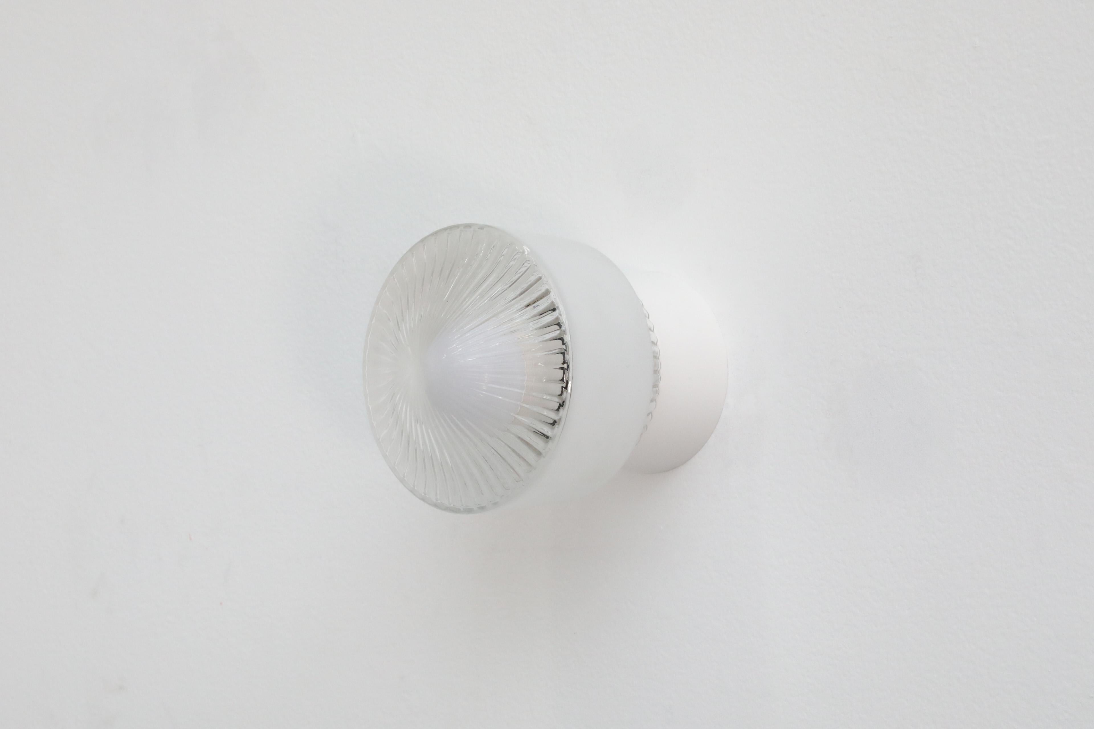 Wandleuchter aus strukturiertem Milchglas mit mattiertem Band im Art-déco-Stil aus der Mitte des Jahrhunderts (Art déco) im Angebot