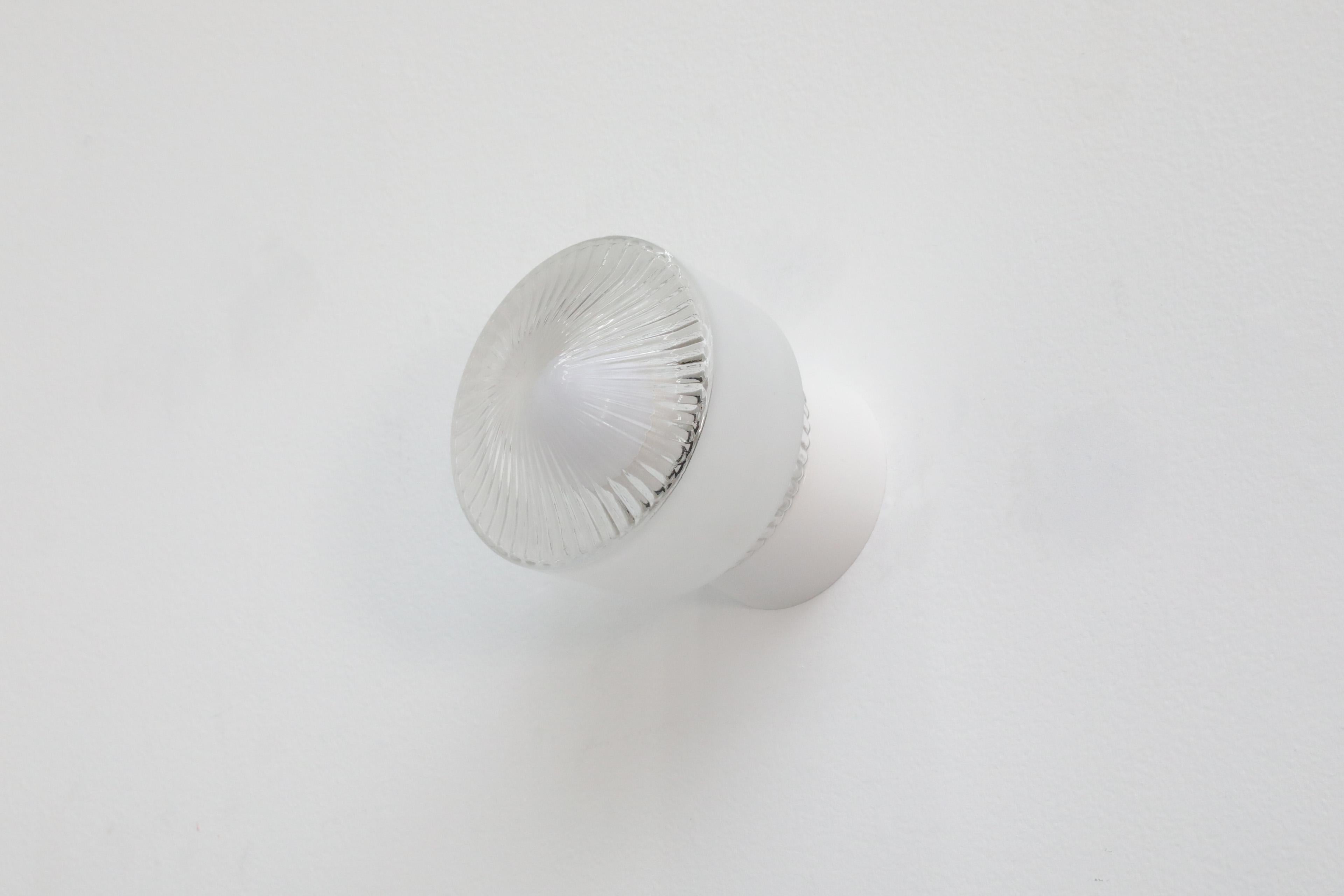 Wandleuchter aus strukturiertem Milchglas mit mattiertem Band im Art-déco-Stil aus der Mitte des Jahrhunderts (Niederländisch) im Angebot