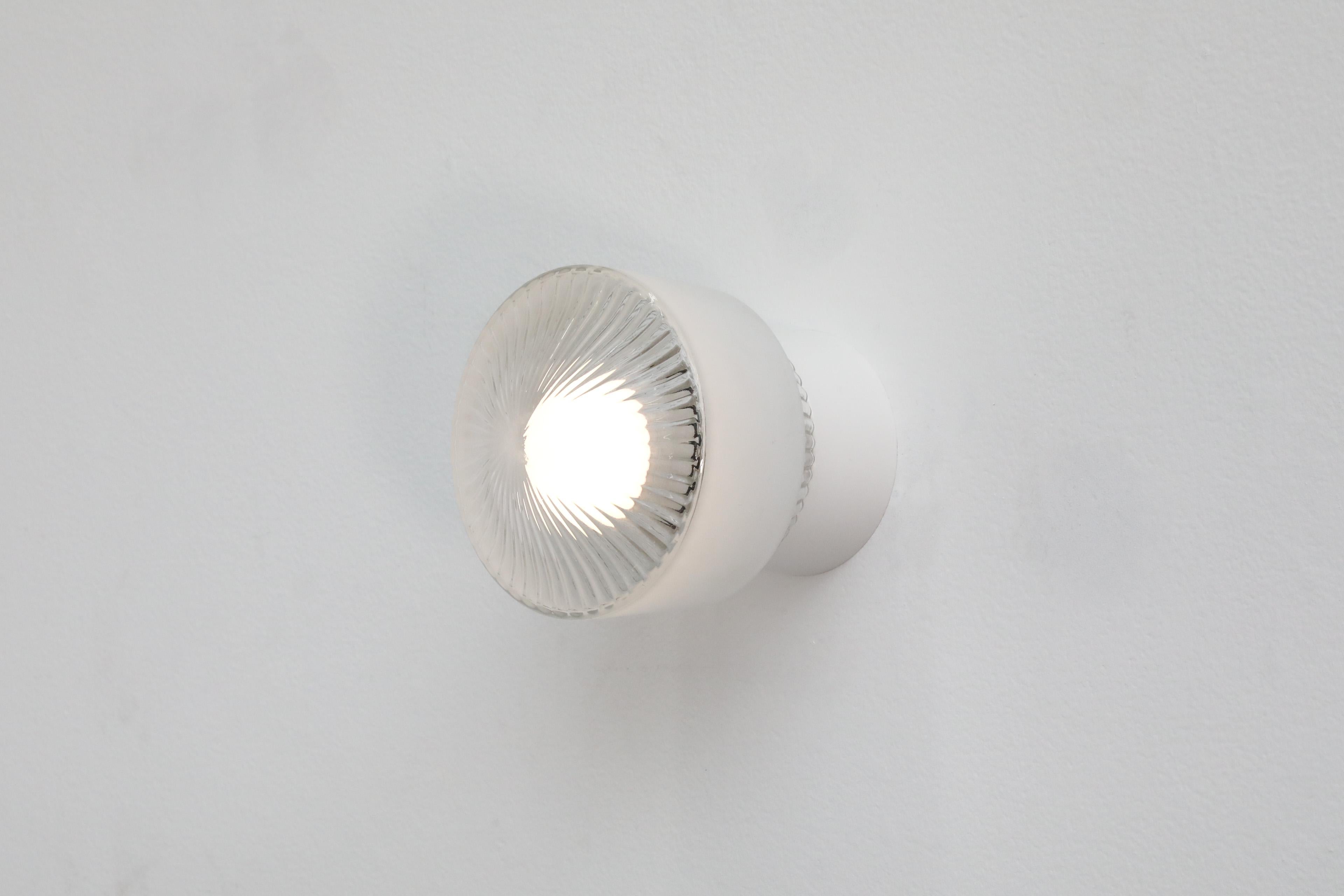 Wandleuchter aus strukturiertem Milchglas mit mattiertem Band im Art-déco-Stil aus der Mitte des Jahrhunderts im Zustand „Gut“ im Angebot in Los Angeles, CA