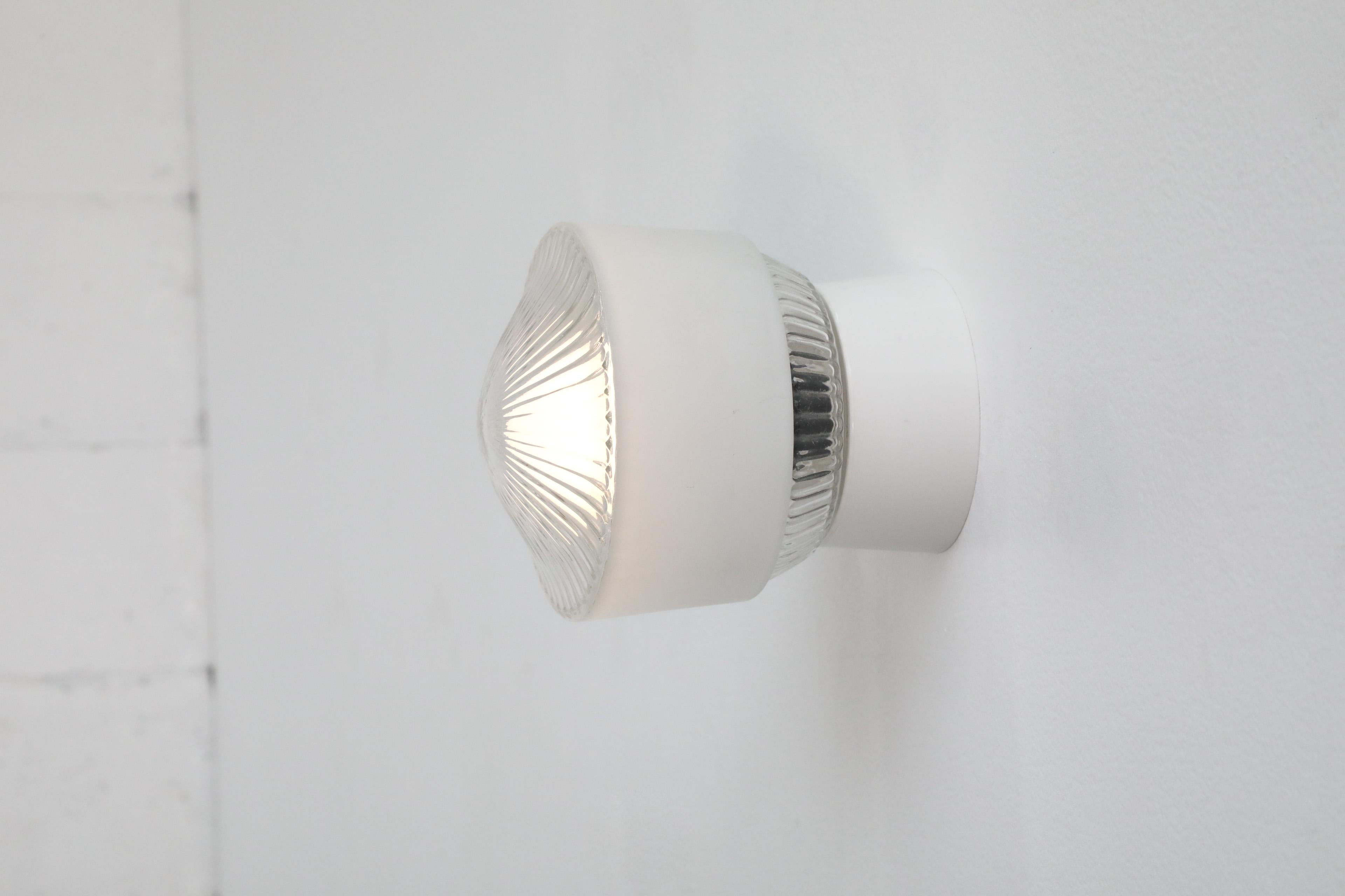 Wandleuchter aus strukturiertem Milchglas mit mattiertem Band im Art-déco-Stil aus der Mitte des Jahrhunderts (20. Jahrhundert) im Angebot