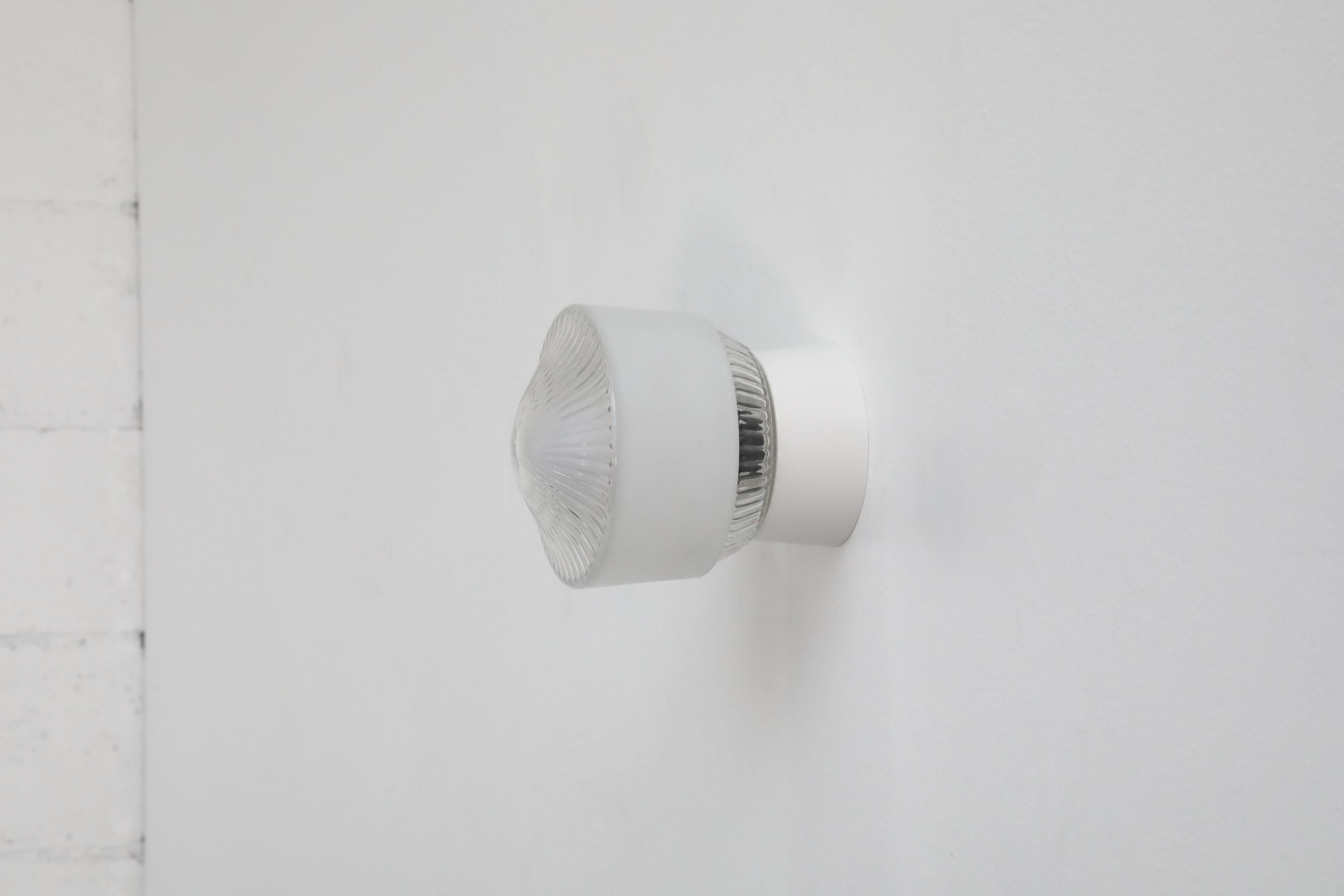 Wandleuchter aus strukturiertem Milchglas mit mattiertem Band im Art-déco-Stil aus der Mitte des Jahrhunderts im Angebot 1
