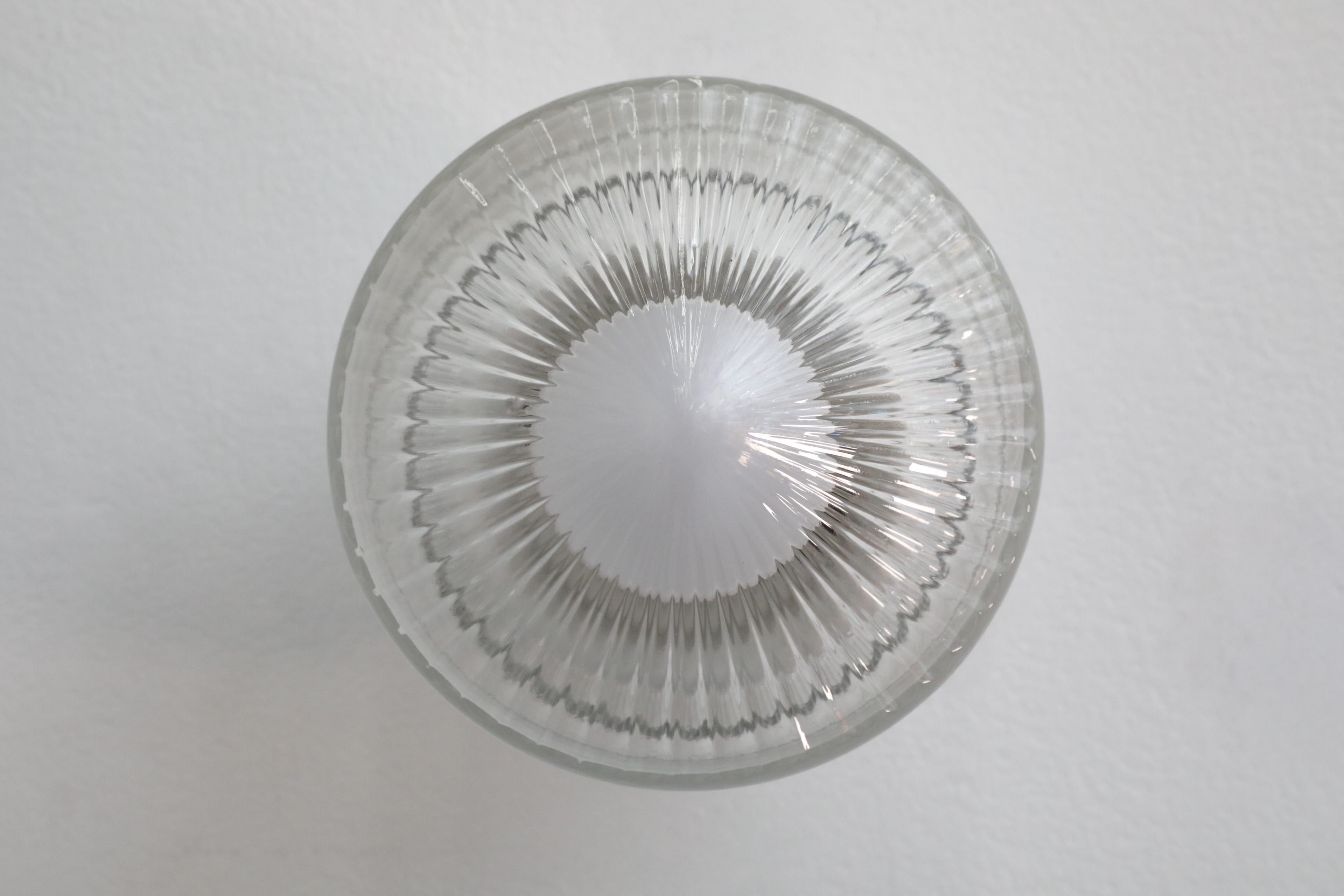 Wandleuchter aus strukturiertem Milchglas mit mattiertem Band im Art-déco-Stil aus der Mitte des Jahrhunderts im Angebot 2