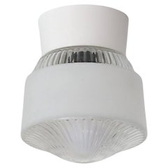 Wandleuchter aus strukturiertem Milchglas mit mattiertem Band im Art-déco-Stil aus der Mitte des Jahrhunderts