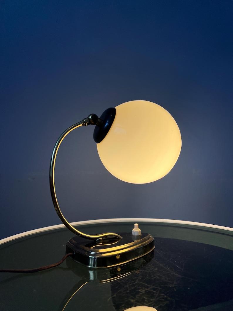 Wand- oder Schreibtischlampe aus Opalglas im Art-déco-Stil aus der Mitte des Jahrhunderts, 1970er Jahre (Art déco) im Angebot