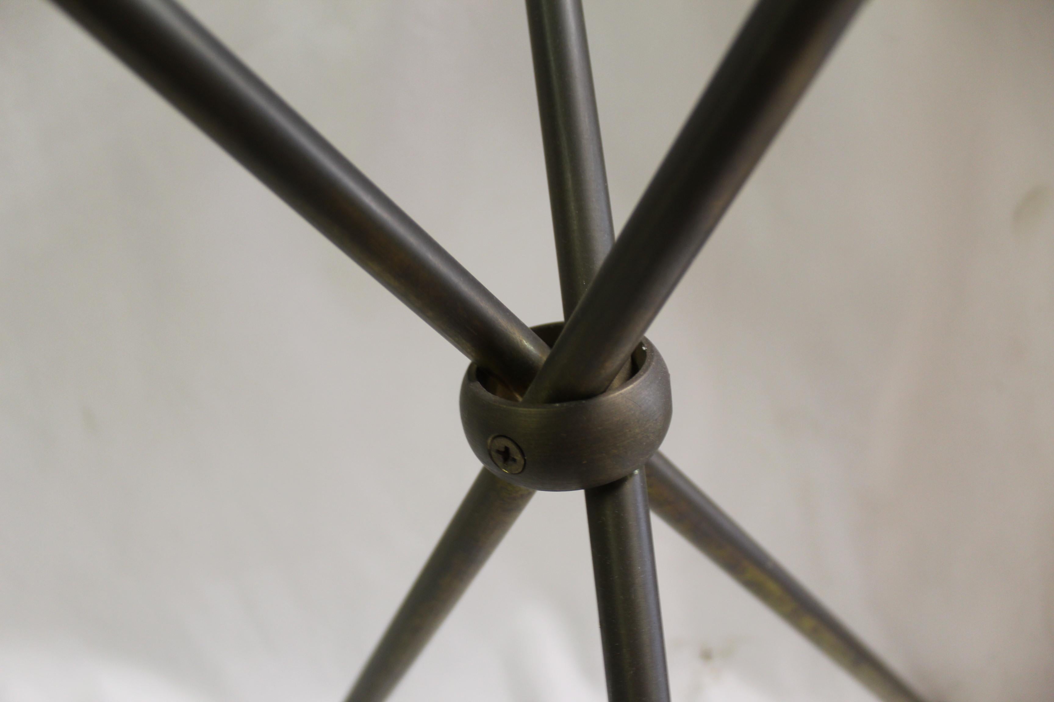 Plaqué Table d'appoint style art déco/milieu de siècle . en vente