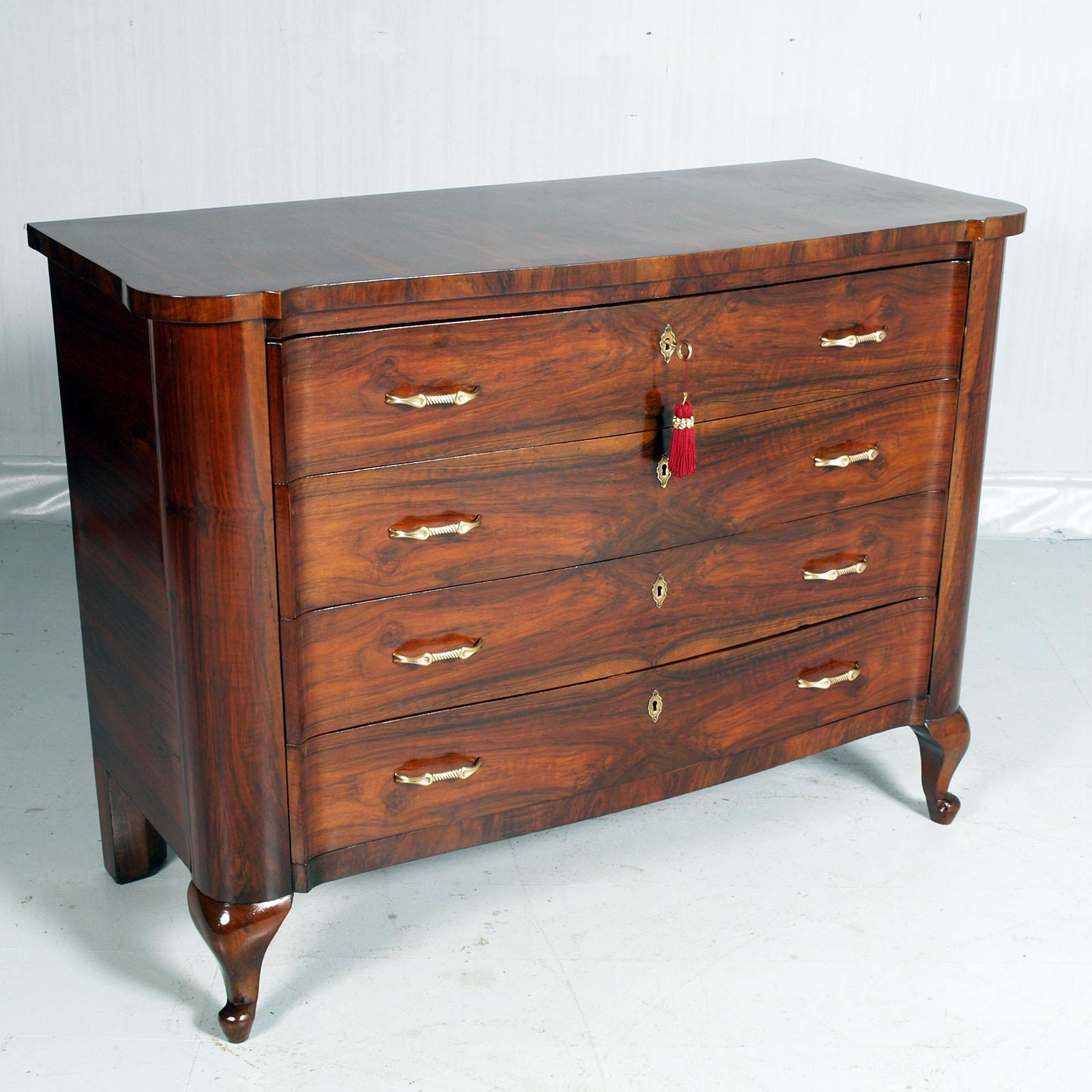 Elegant Venetian chest of drawers from the 1930s produced by Gaetano Borsani and attributed to the young Osvaldo Borsani, with shaped top and rounded shapes with 4 drawers, made of veneered walnut. Golden brass opening handles. Revised and wax