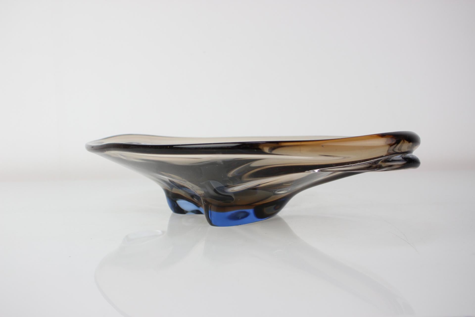 Fabriqué en Tchécoslovaquie
En verre d'art
Bon état d'origine.
