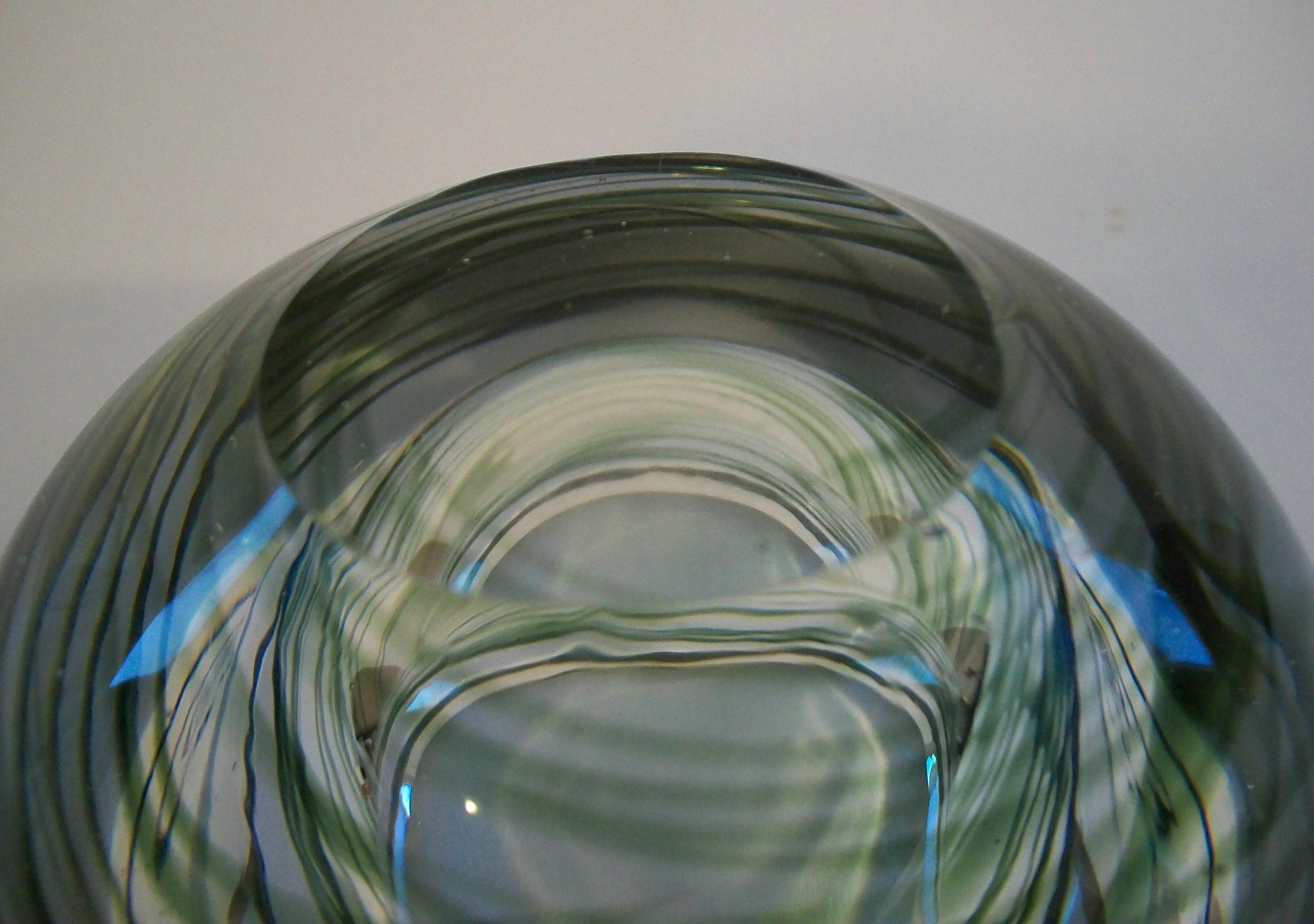 Cuenco de vidrio artístico de mediados de siglo - Vidrio pesado transparente con remolinos verdes - Circa 1980's en venta 3