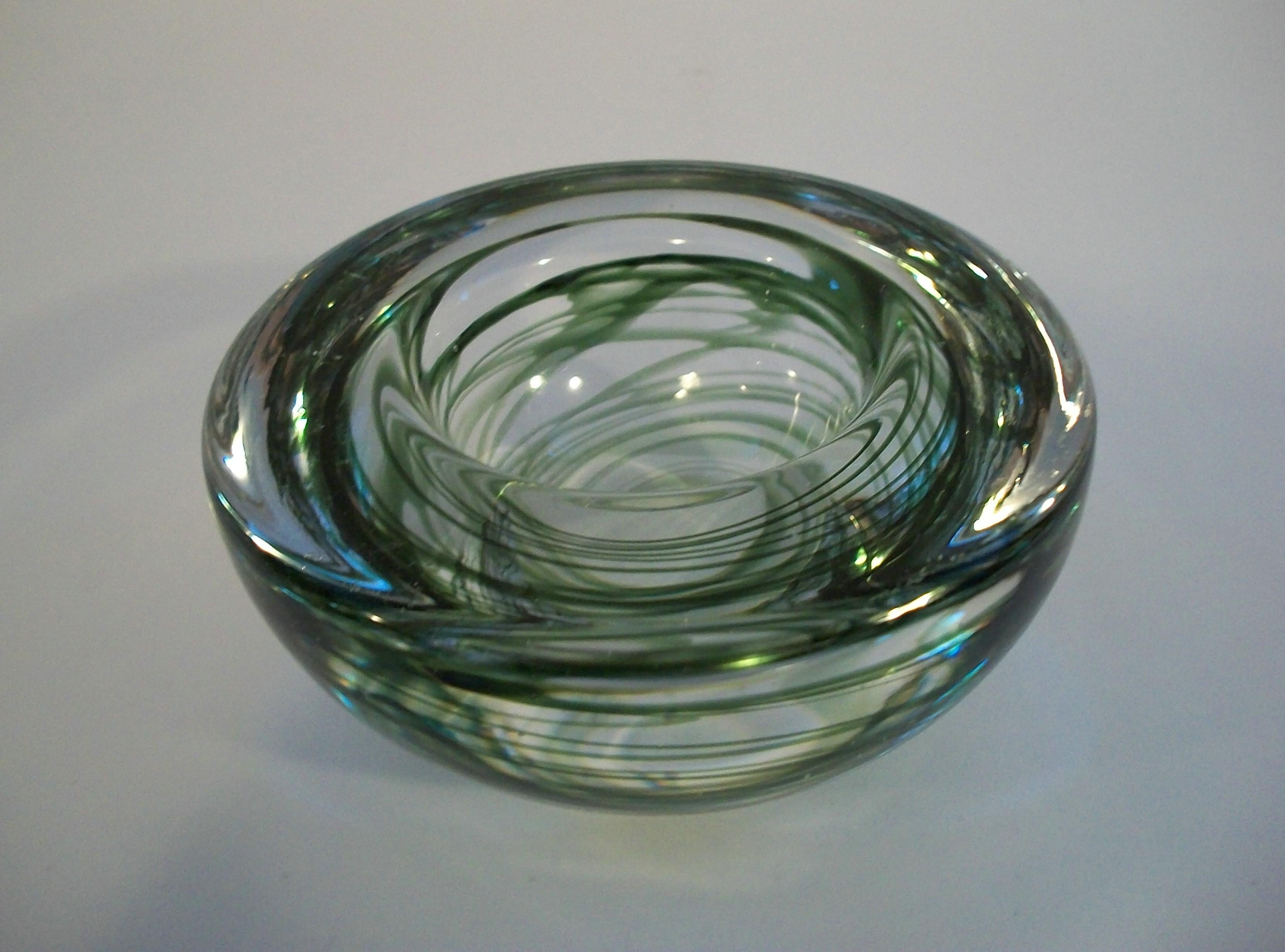Cuenco de vidrio artístico de mediados de siglo - Vidrio pesado transparente con remolinos verdes - Circa 1980's en venta 4