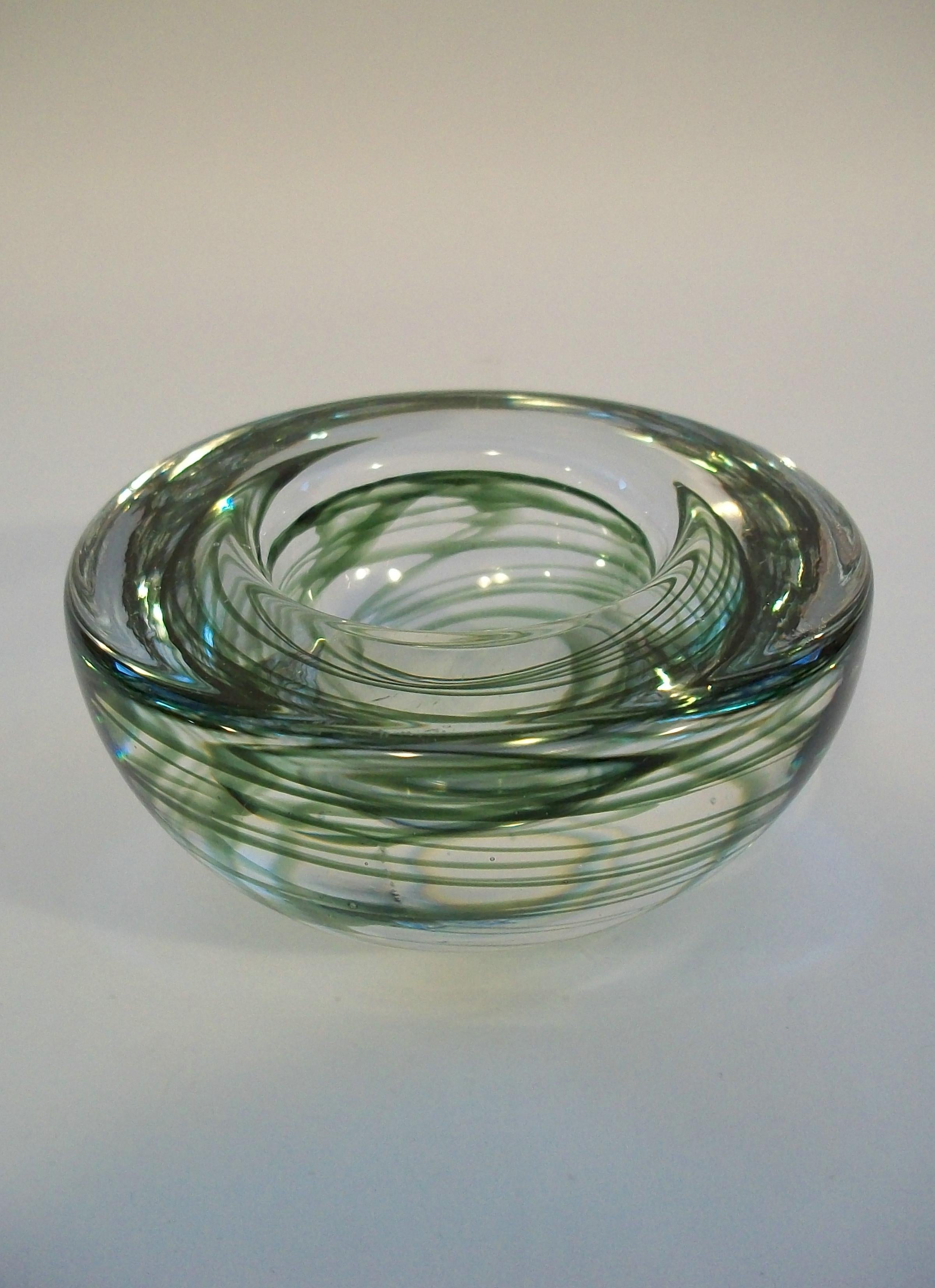 Cuenco de cristal artístico de mediados de siglo - con un pesado cristal transparente con remolinos/hilos verdes - base plana pulida - sin firmar - hacia la década de 1980.

Excelente estado vintage - sin pérdidas - sin daños - sin restaurar -