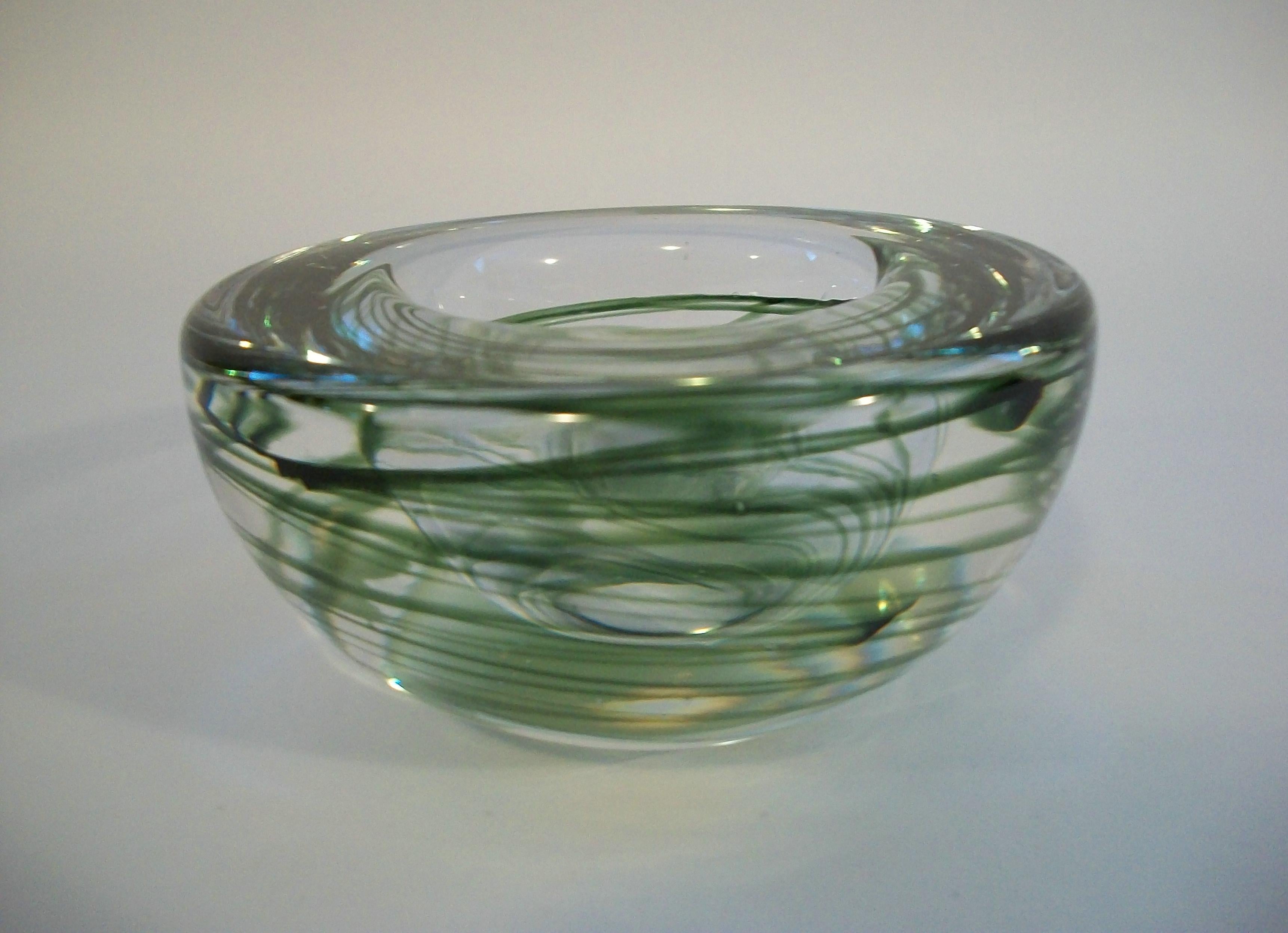 Cuenco de vidrio artístico de mediados de siglo - Vidrio pesado transparente con remolinos verdes - Circa 1980's Moderno de mediados de siglo en venta