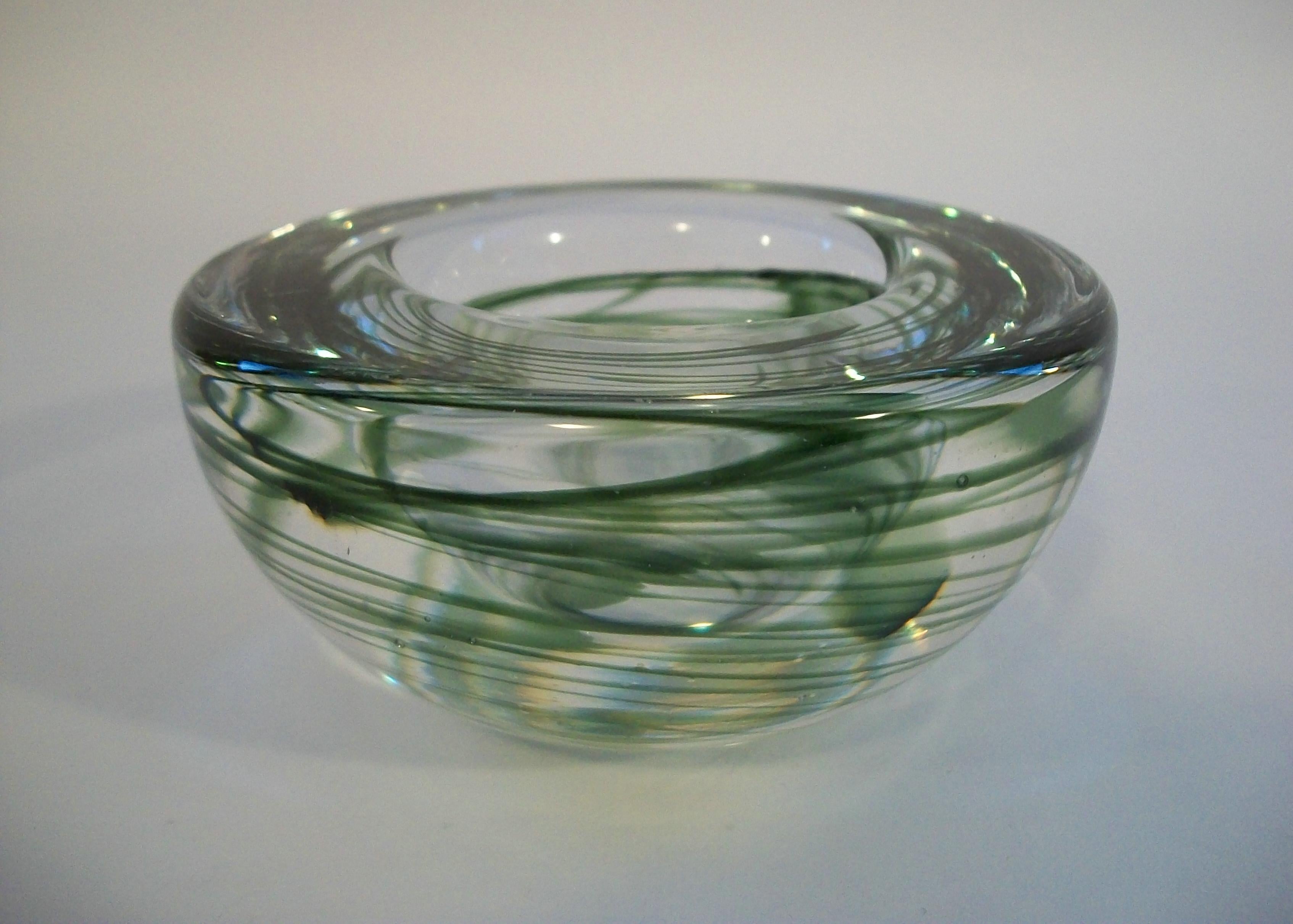 Cuenco de vidrio artístico de mediados de siglo - Vidrio pesado transparente con remolinos verdes - Circa 1980's Hecho a mano en venta