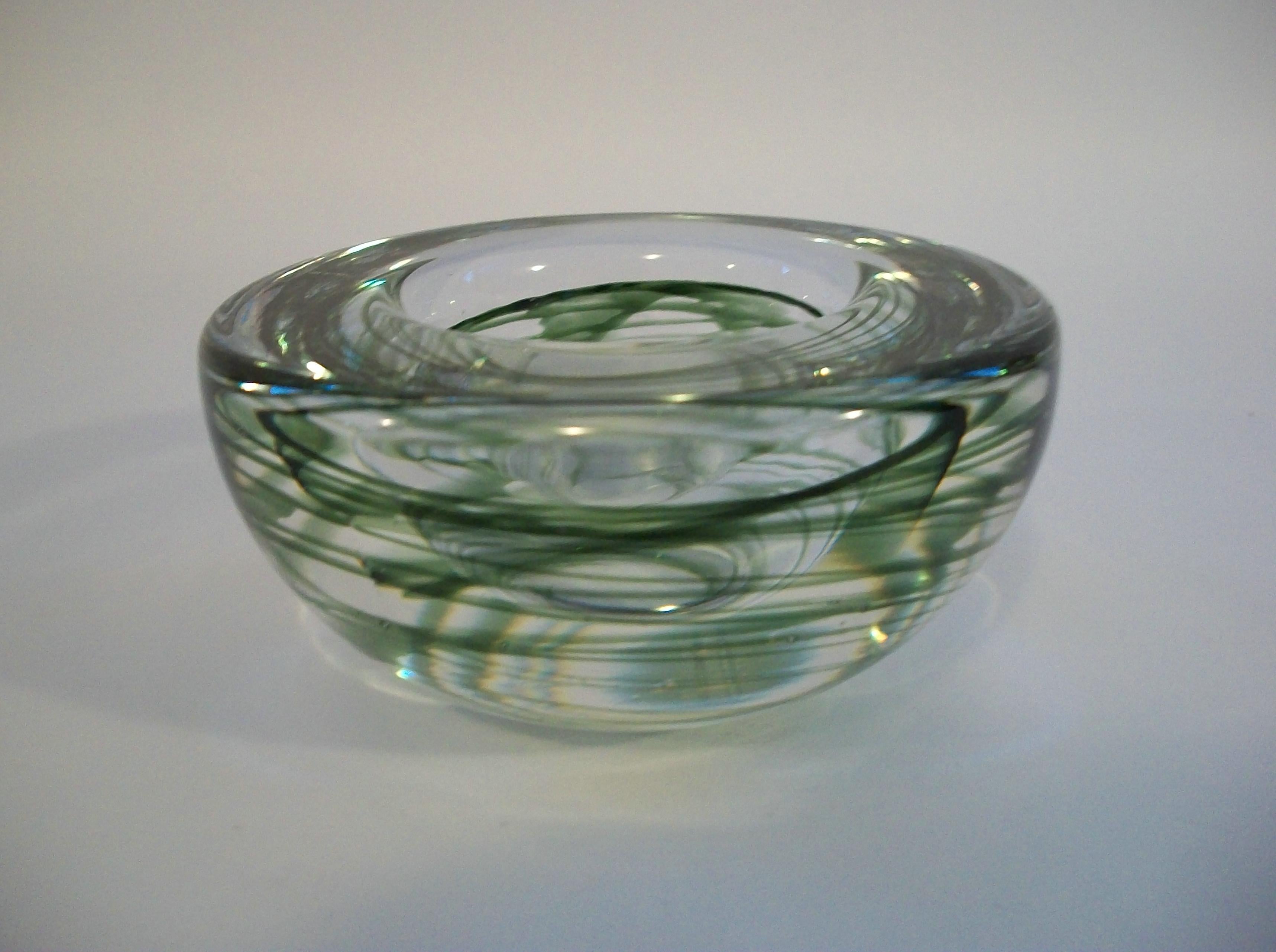 Cuenco de vidrio artístico de mediados de siglo - Vidrio pesado transparente con remolinos verdes - Circa 1980's en Bueno estado para la venta en Chatham, ON