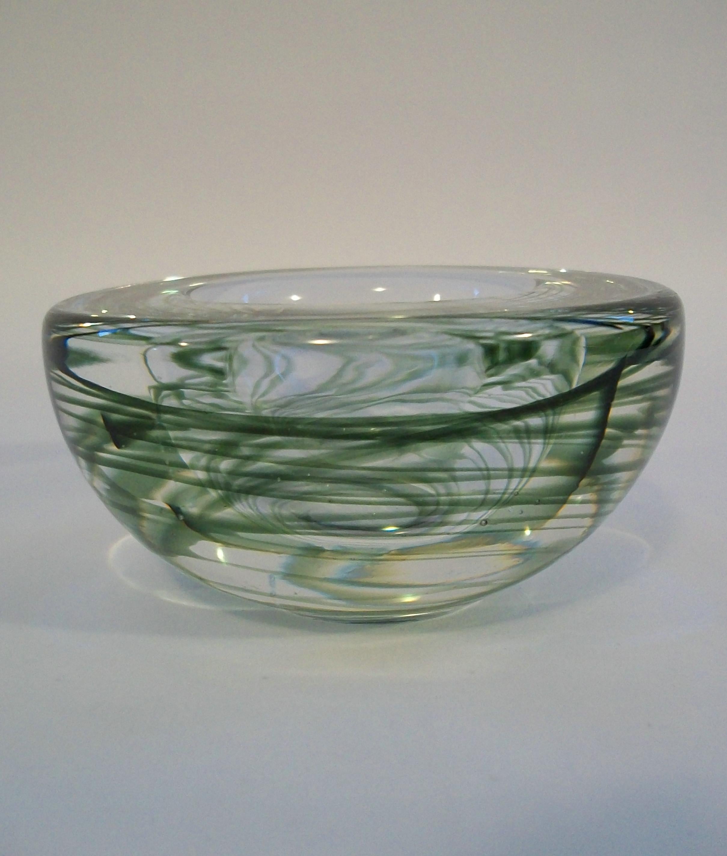 Cuenco de vidrio artístico de mediados de siglo - Vidrio pesado transparente con remolinos verdes - Circa 1980's siglo XX en venta
