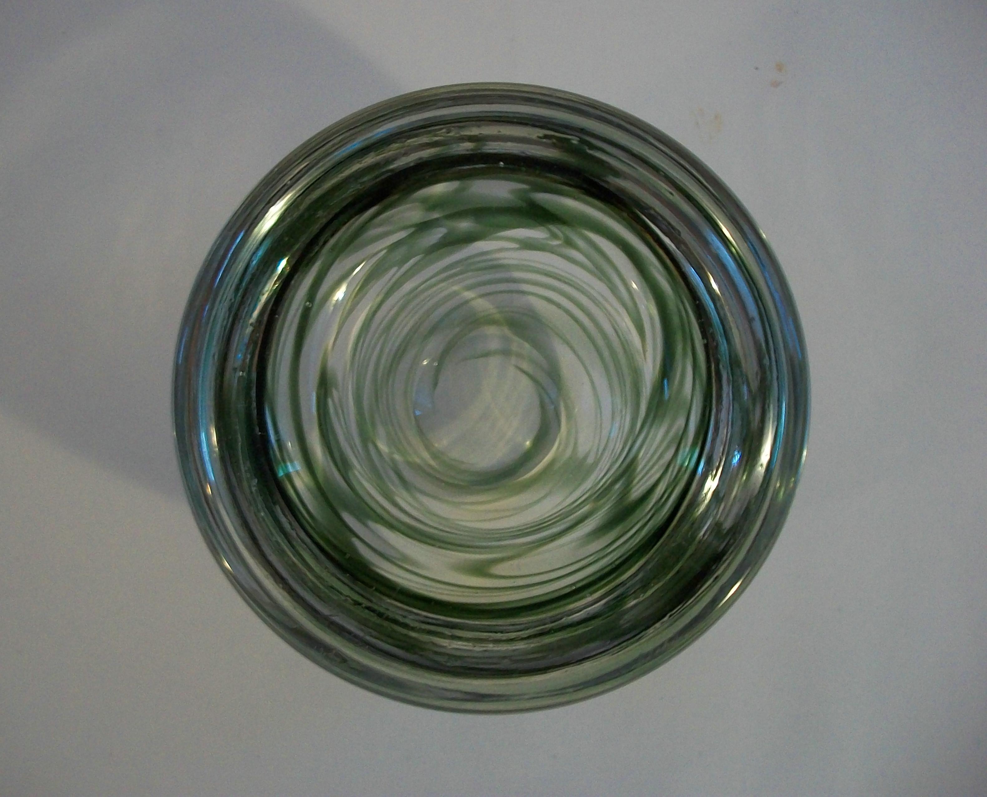 Cuenco de vidrio artístico de mediados de siglo - Vidrio pesado transparente con remolinos verdes - Circa 1980's Vidrio artístico en venta