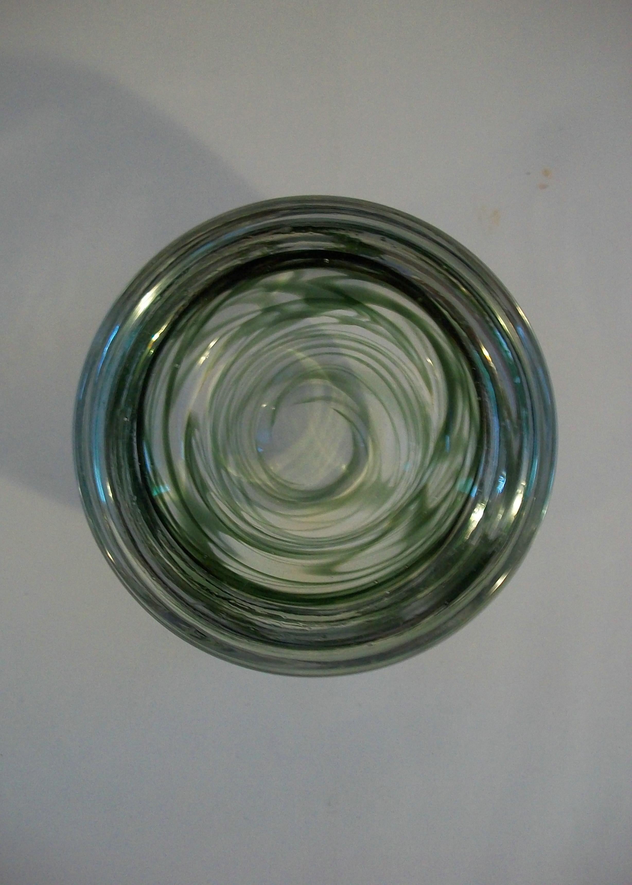 Cuenco de vidrio artístico de mediados de siglo - Vidrio pesado transparente con remolinos verdes - Circa 1980's en venta 1