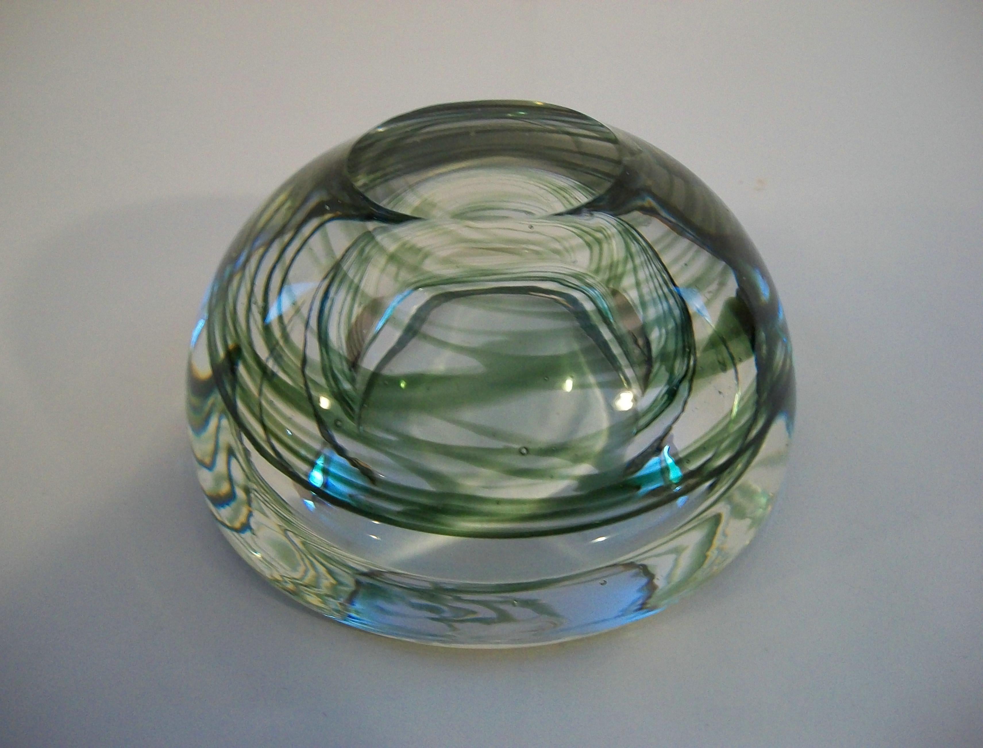 Cuenco de vidrio artístico de mediados de siglo - Vidrio pesado transparente con remolinos verdes - Circa 1980's en venta 2