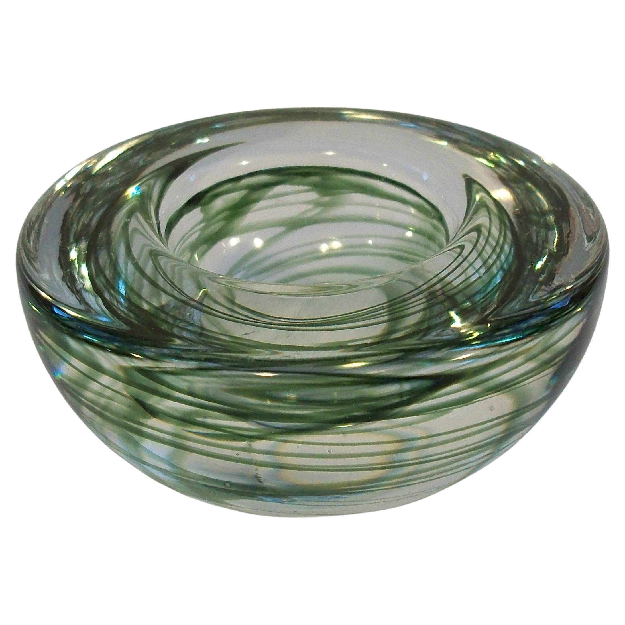 Cuenco de vidrio artístico de mediados de siglo - Vidrio pesado transparente con remolinos verdes - Circa 1980's en venta