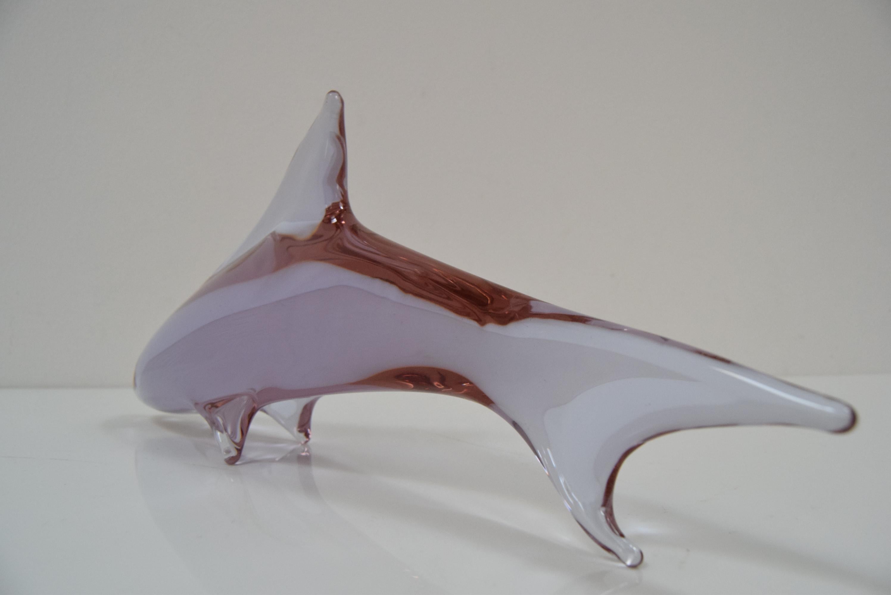 Mid-century Art Glass Dolphin Sculpture by Miloslav Janků for Zelezný Brod, 1960' In Good Condition For Sale In Praha, CZ