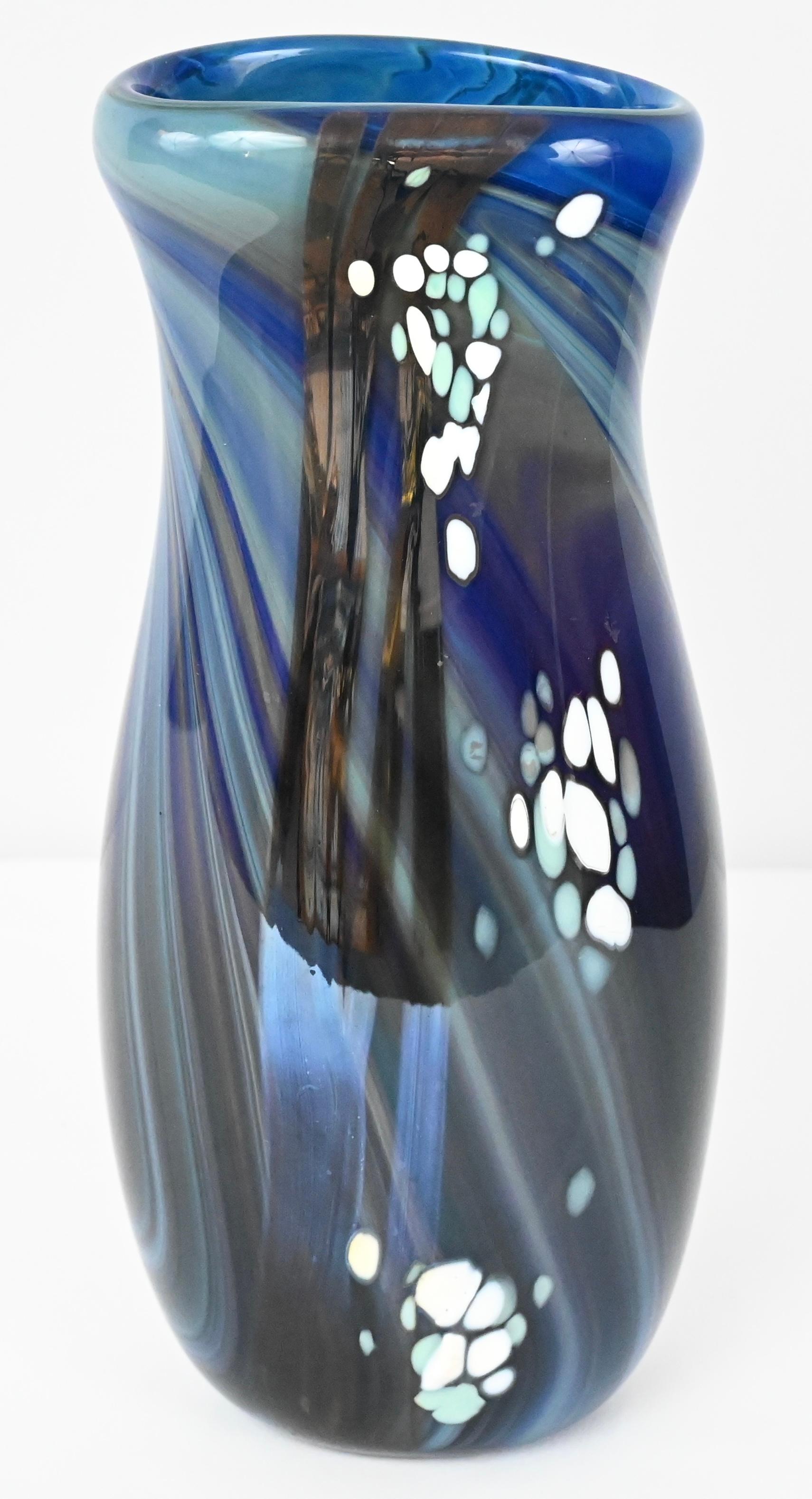 Verre d'art Vase à fleurs en verre d'art du milieu du siècle signé Swispot, vase en verre d'art bleu et blanc en vente