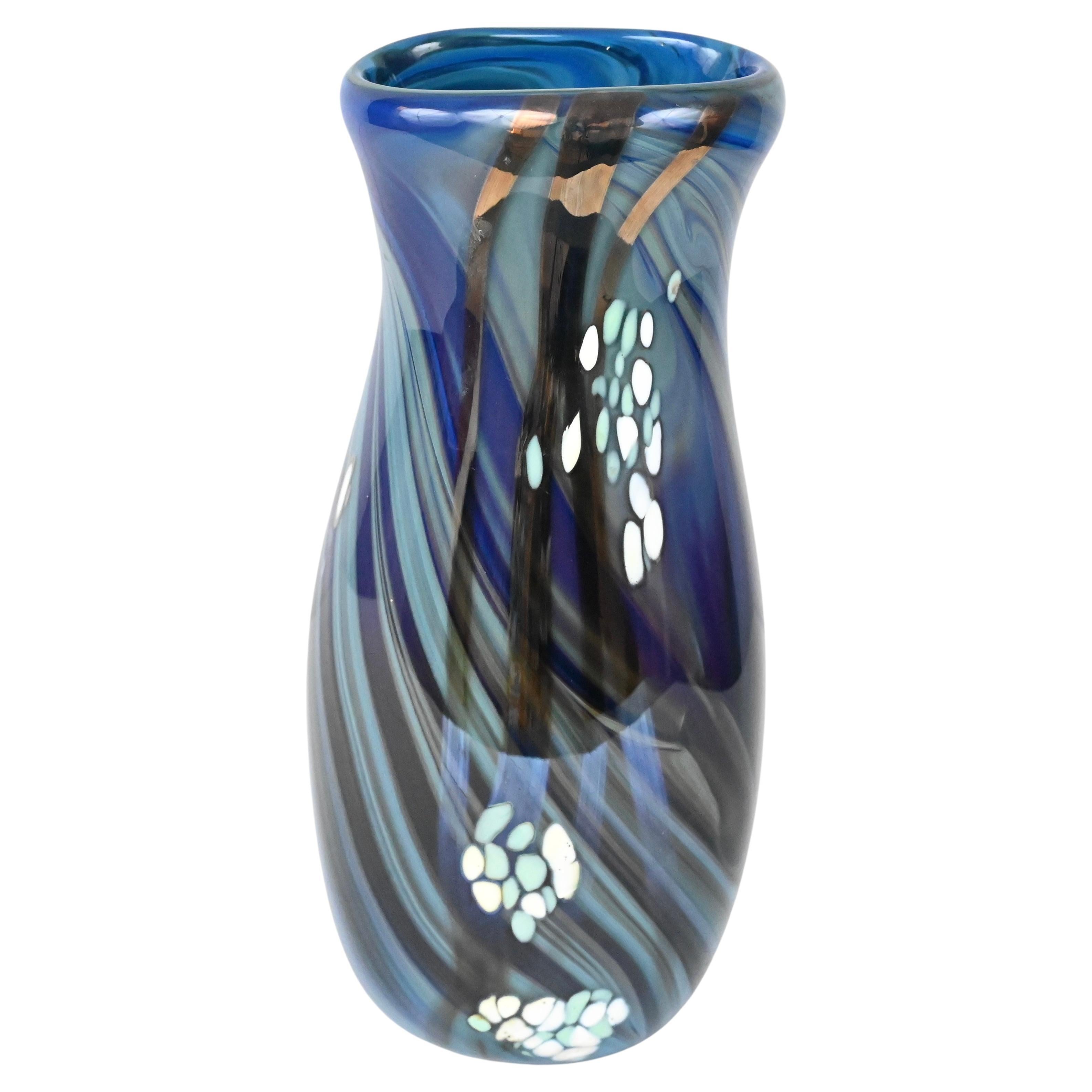 Vase à fleurs en verre d'art du milieu du siècle signé Swispot, vase en verre d'art bleu et blanc