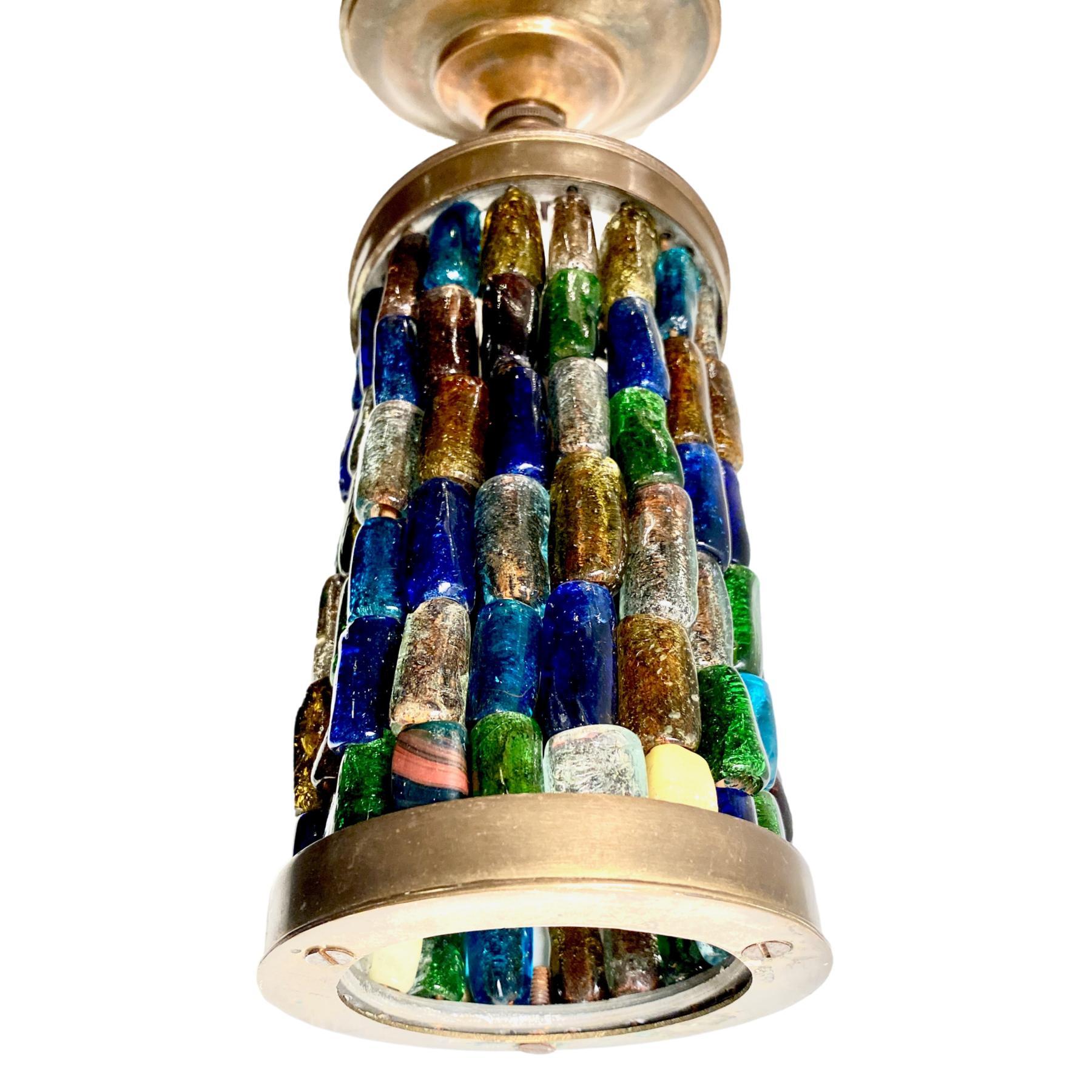 Une lanterne en verre d'art américaine datant d'environ 1950 avec une lumière intérieure. 

Mesures :
Drop 13.5