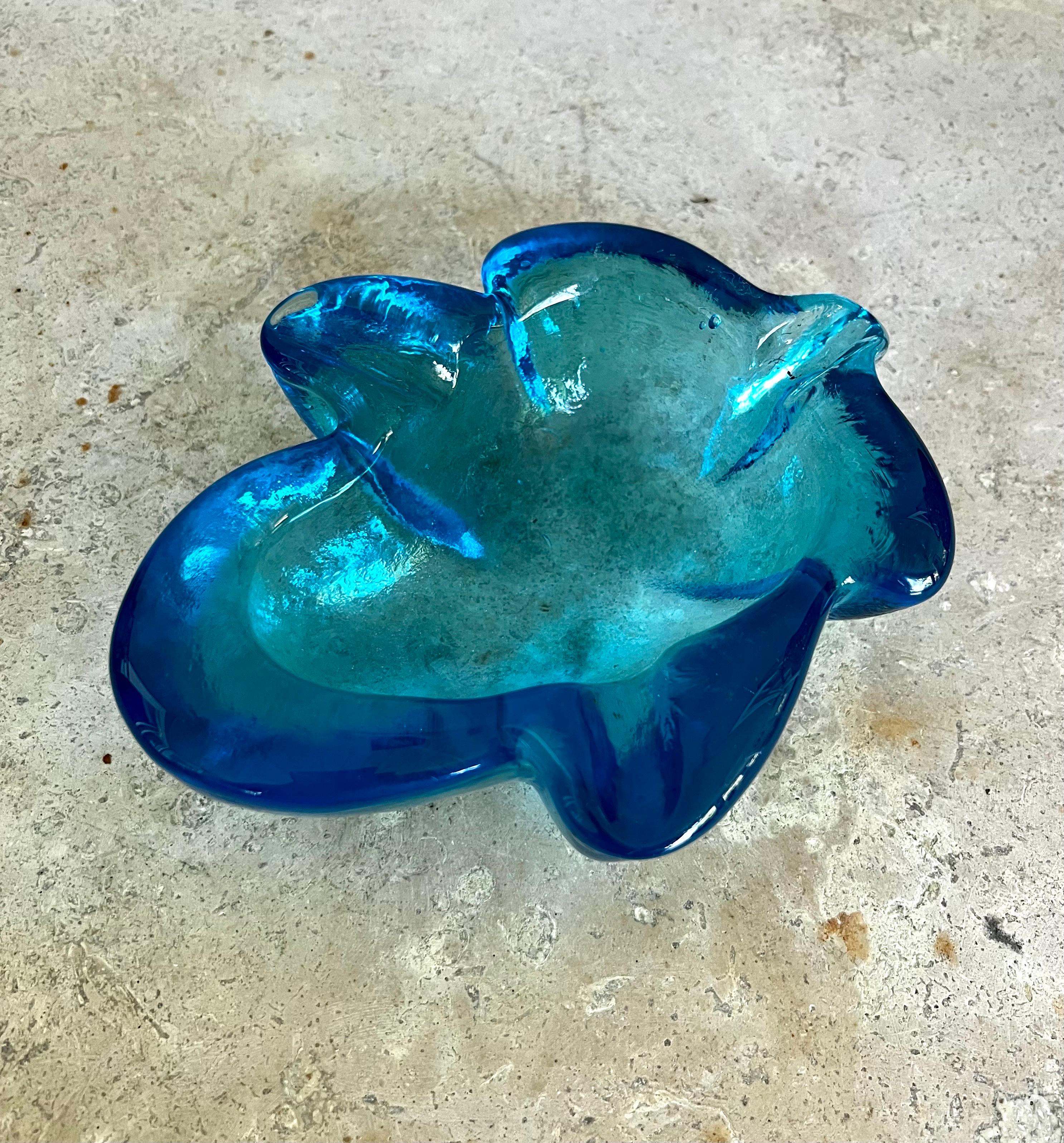 Stunning leaf design glass ashtray/catch-all dish, the color is a beautiful deep turquoise 
Perfect to style a coffee table, bookcase or entry table.