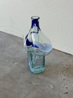 Vase en verre d'art du milieu du siècle, aux volutes bleues et blanches, de forme sculpturale, années 1960