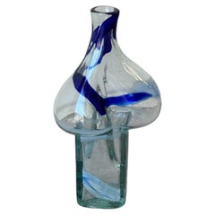 Vase en verre d'art du milieu du siècle, aux volutes bleues et blanches, de forme sculpturale, années 1960