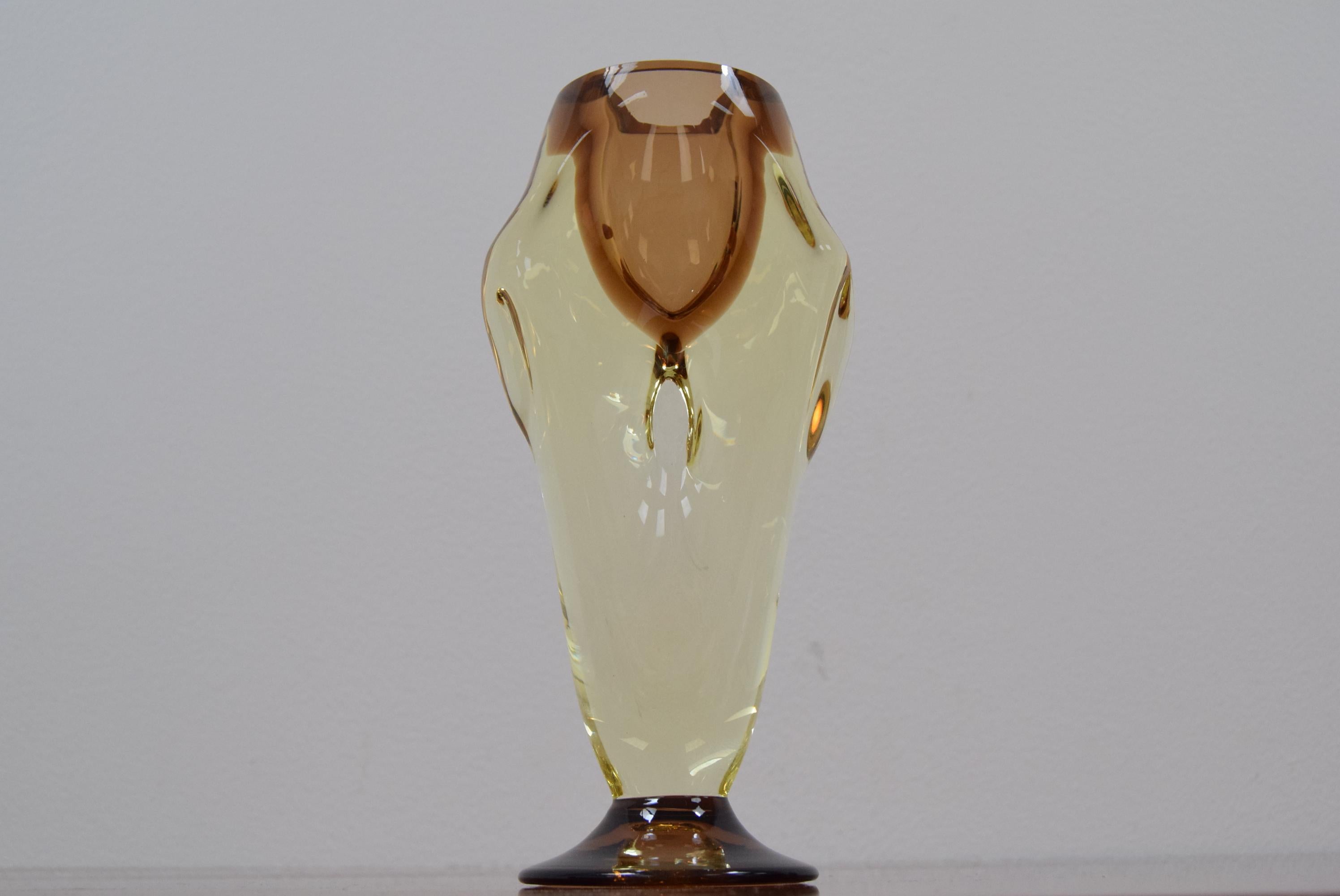 Prodotto in Cecoslovacchia
Realizzato in vetro metallico
Rilucidato
Condizioni originali.