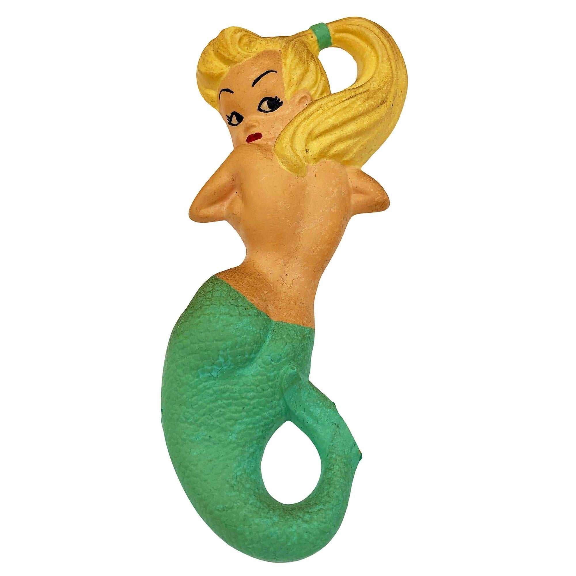 Sculpture murale originale en céramique du milieu du siècle dernier représentant une sirène blonde et deux chérubins sirènes. Ce modèle classique inspiré des pin-up présente des cheveux blonds brillants attachés en queue de cheval, une pose