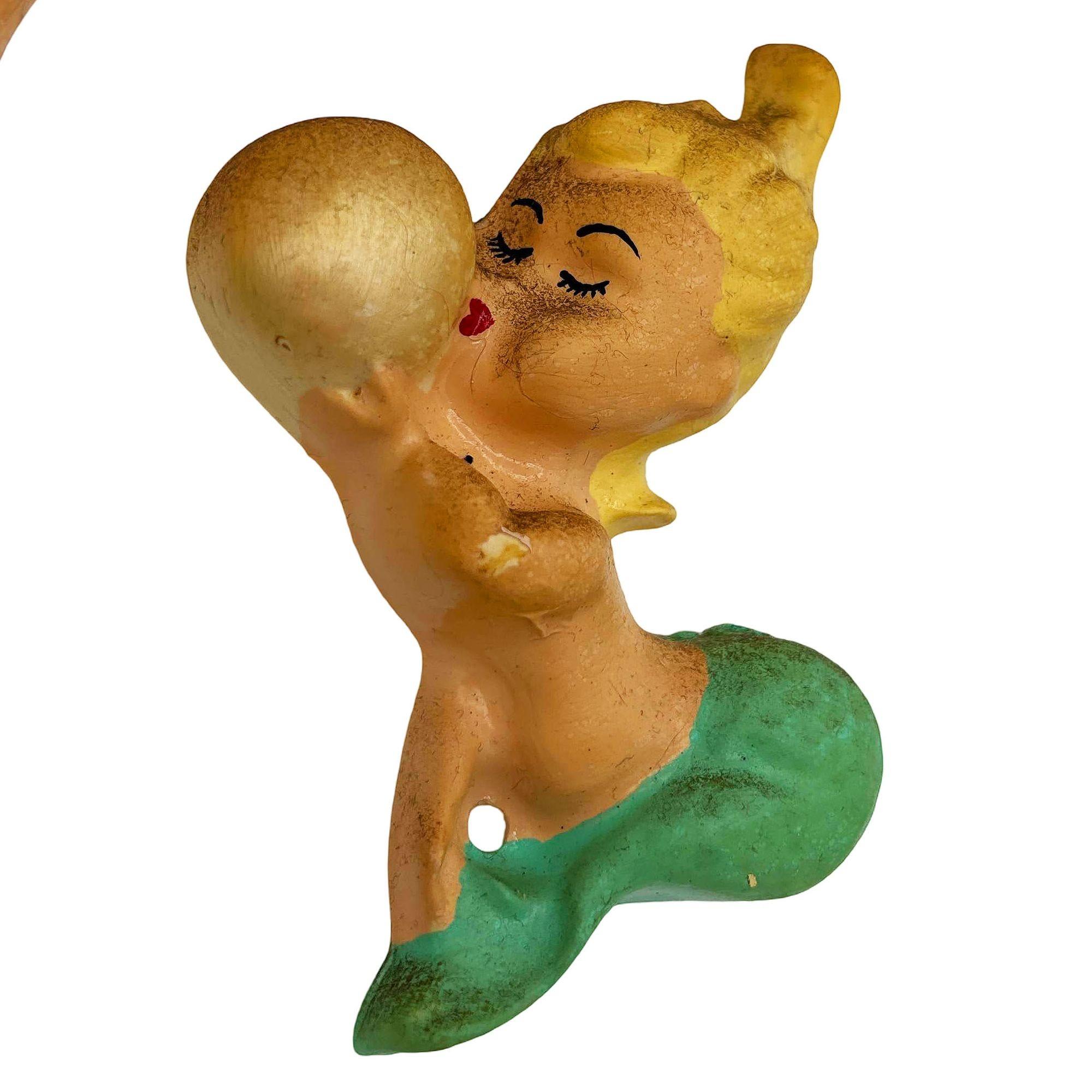 Mid-Century Modern Art du milieu du siècle Sculpture murale en céramique Sirène blonde avec chérubins Ensemble en vente