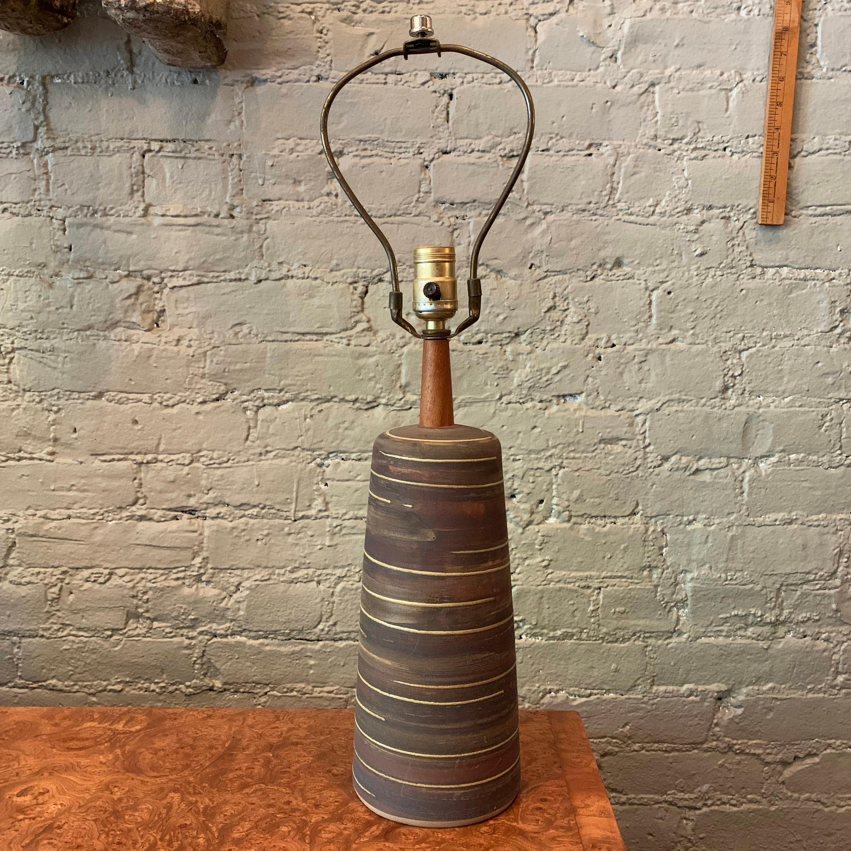 Lampe de table en poterie d'art de Gordon Martz pour Marshall Studios, de style moderne du milieu du siècle, avec un motif tourbillonnant brun mat et un col en teck. La hauteur de la prise est de 17 pouces.